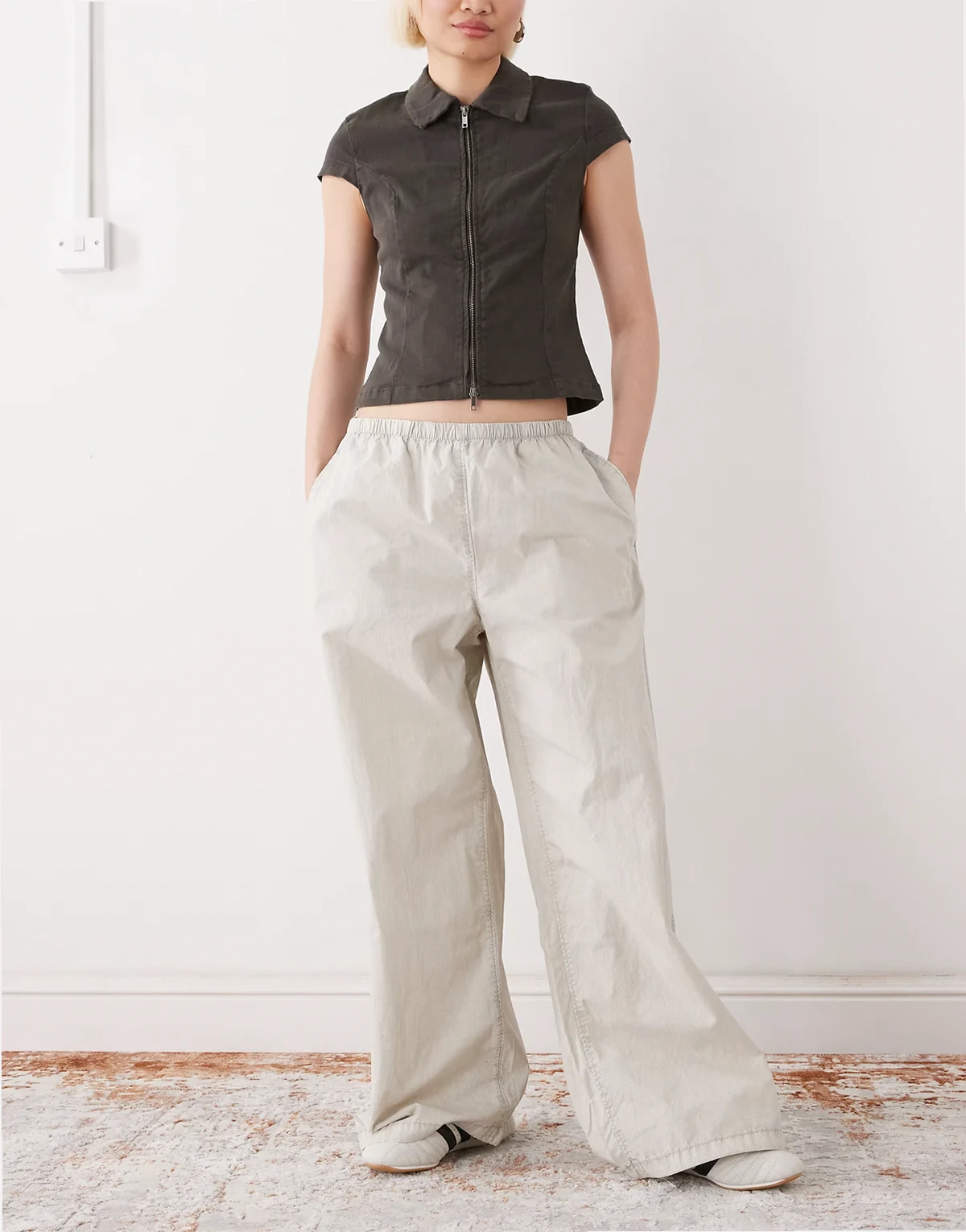 – Ściągane na sznurek jasnobeżowe spodnie oversize z materiału ripstop