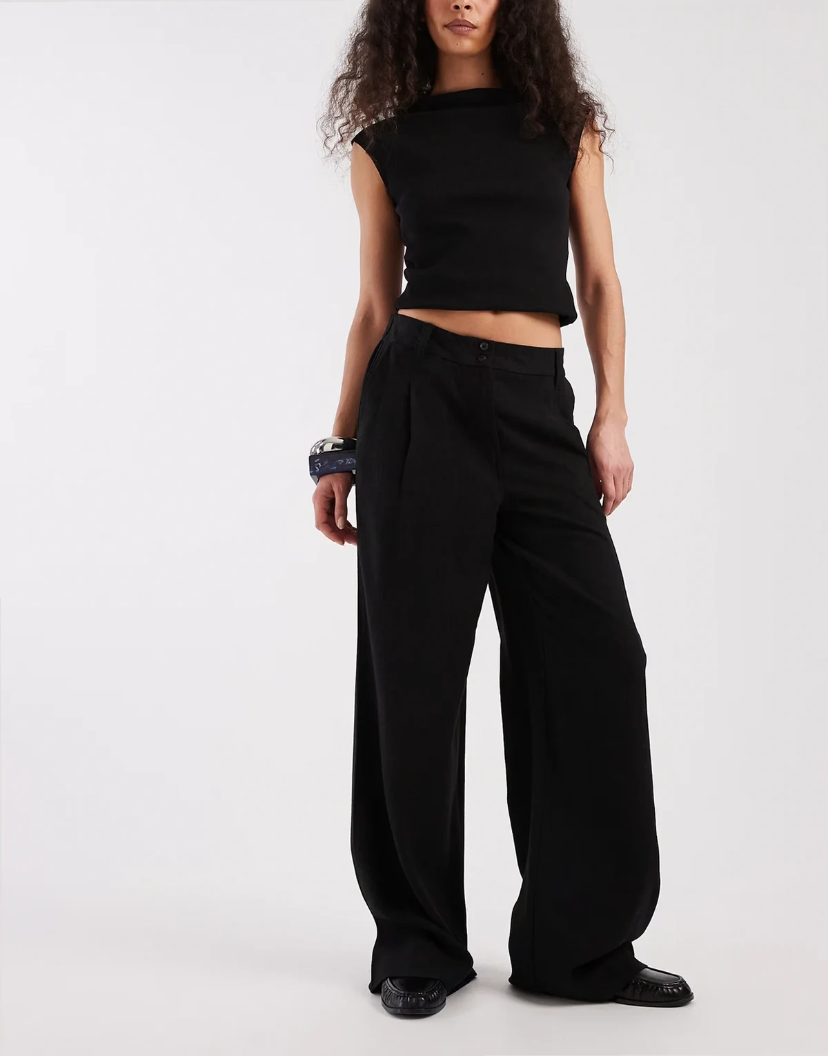 – Czarne spodnie z mieszanki lnu z szerokimi nogawkami i zakładkami