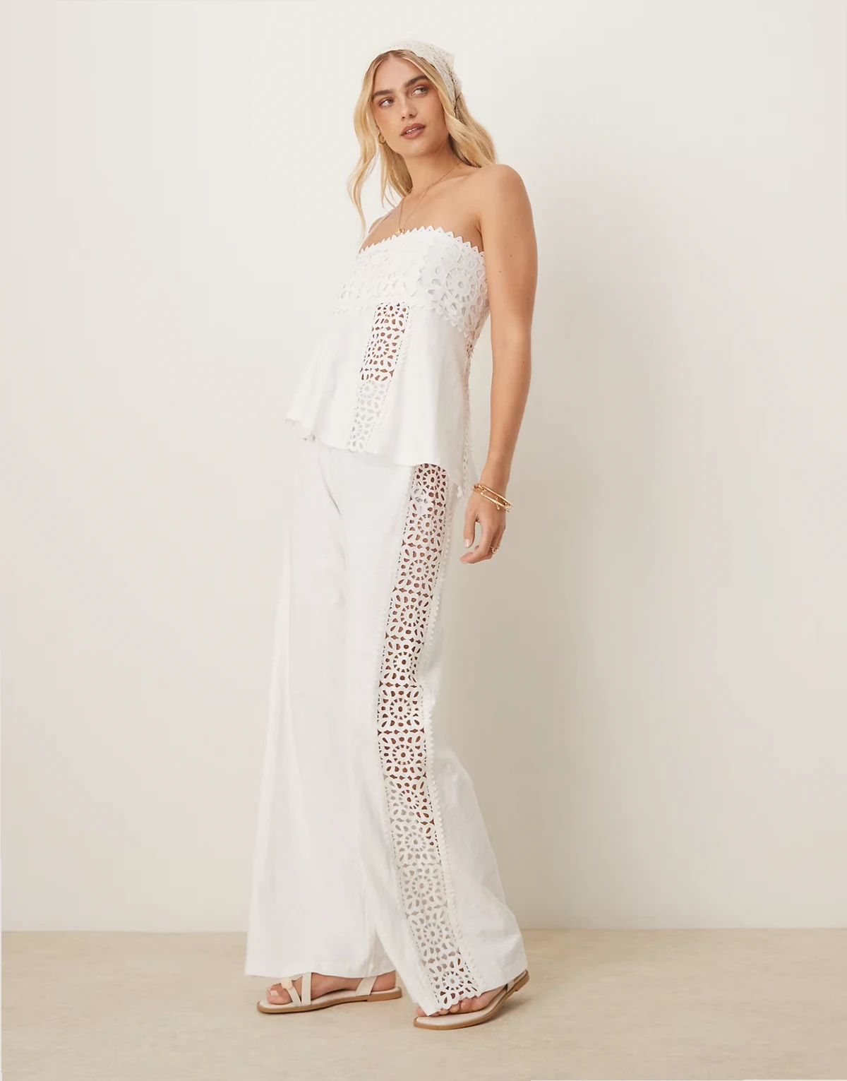 – Kremowe spodnie z szerokimi nogawkami i szydełkowanymi wstawkami, część zestawu