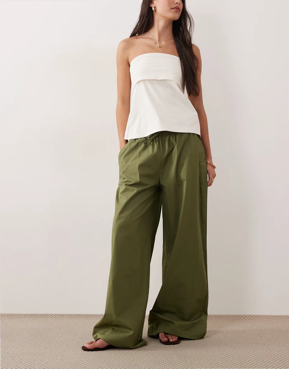 – Oliwkowe wciągane spodnie z szerokimi nogawkami i troczkami w talii