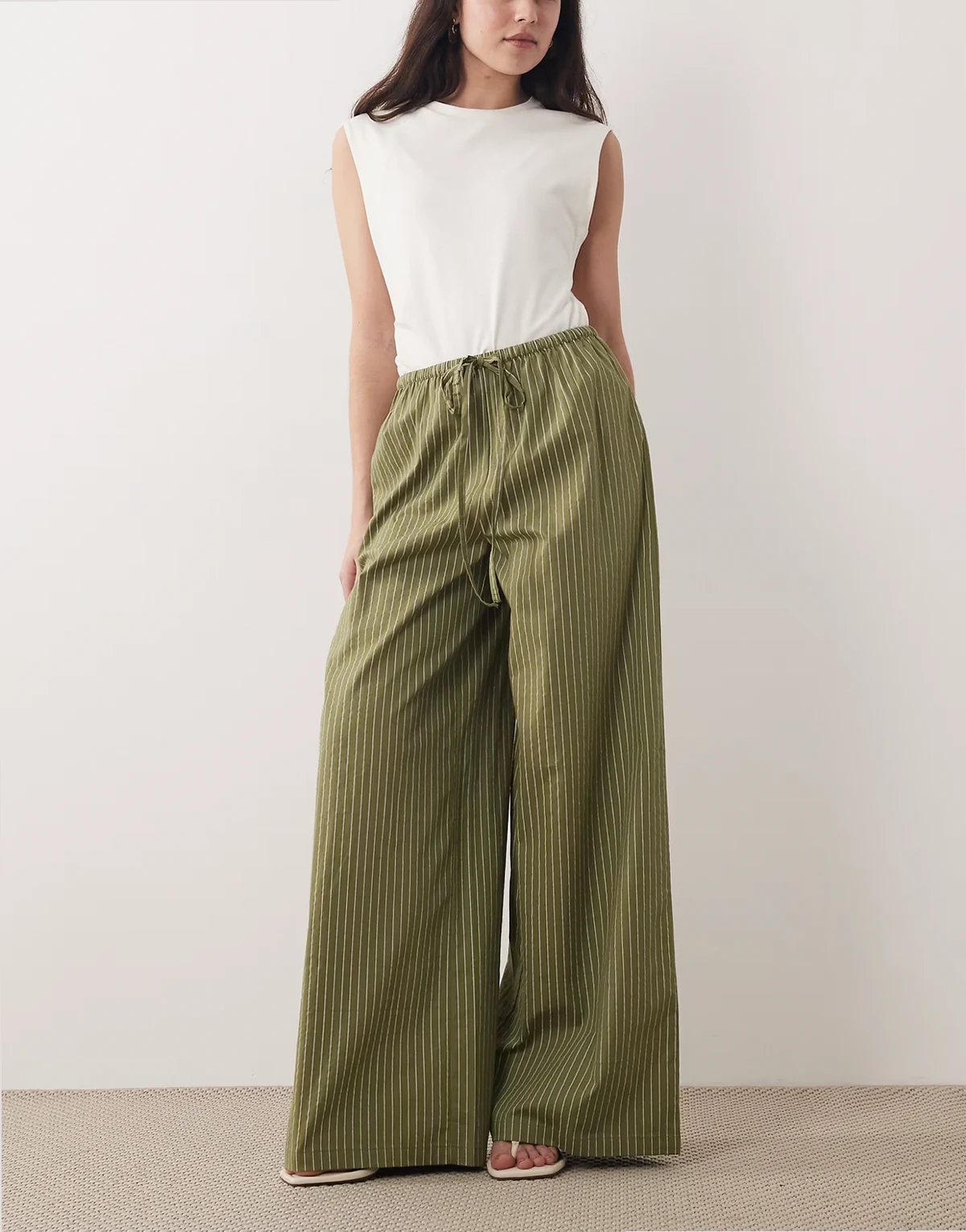 – Nadelstreifenhose in Khaki mit weitem Bein