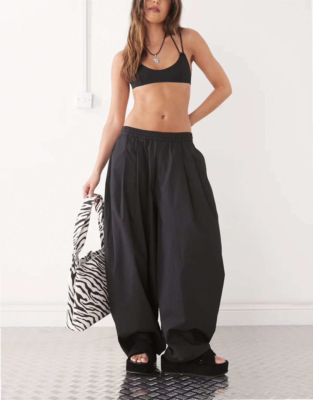  – Czarne spodnie z nogawkami o balonowym kroju