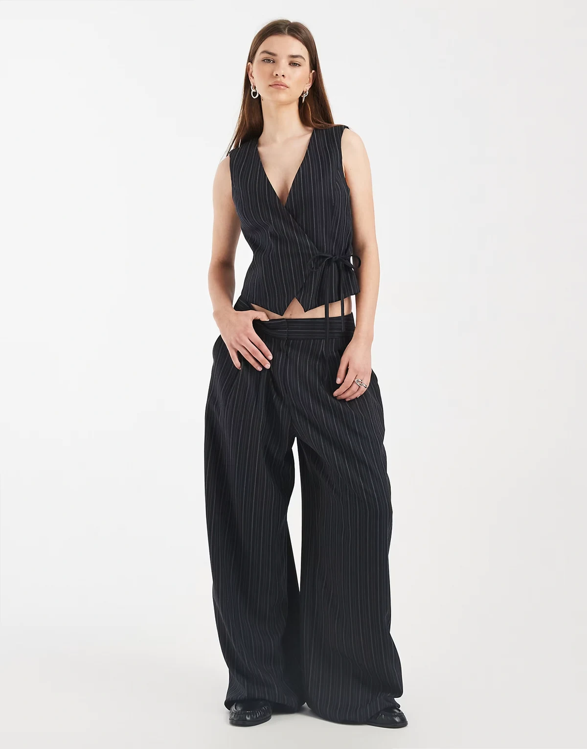 – Plisowane spodnie z szerokimi nogawkami w prążki