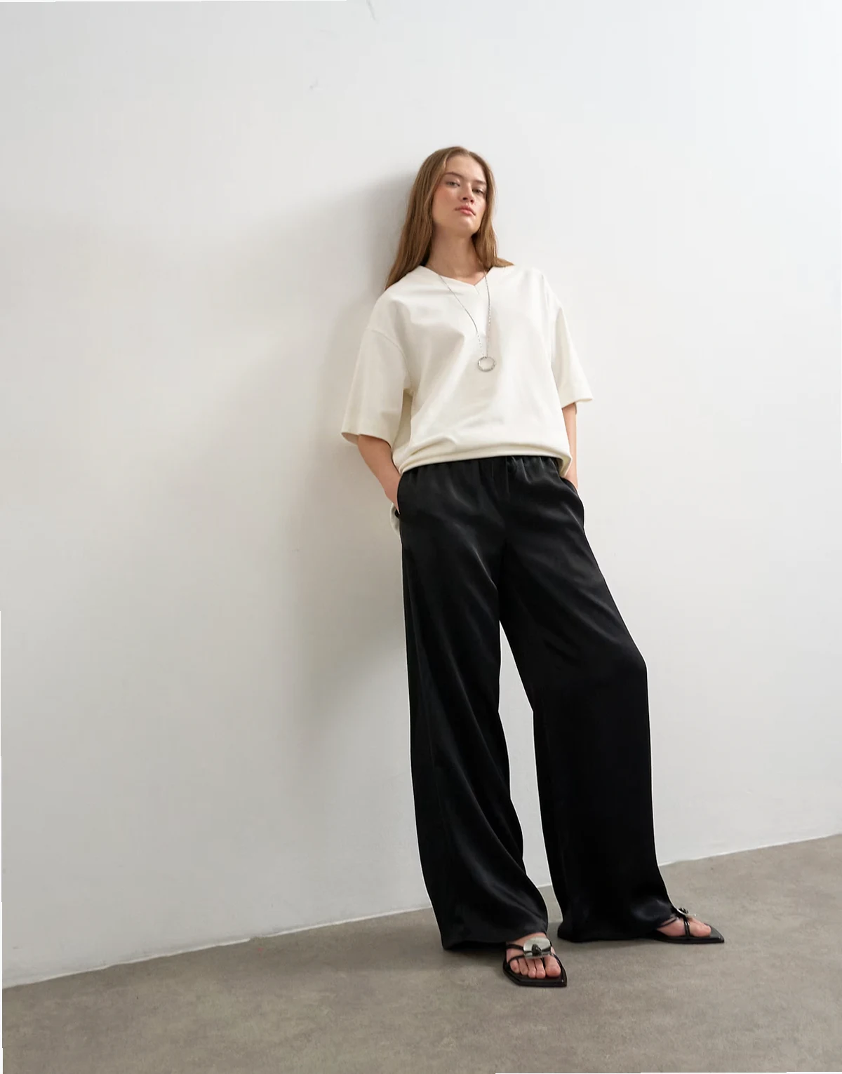 – Czarne satynowe gładkie spodnie z szerokimi nogawkami i wiązaniem w pasie