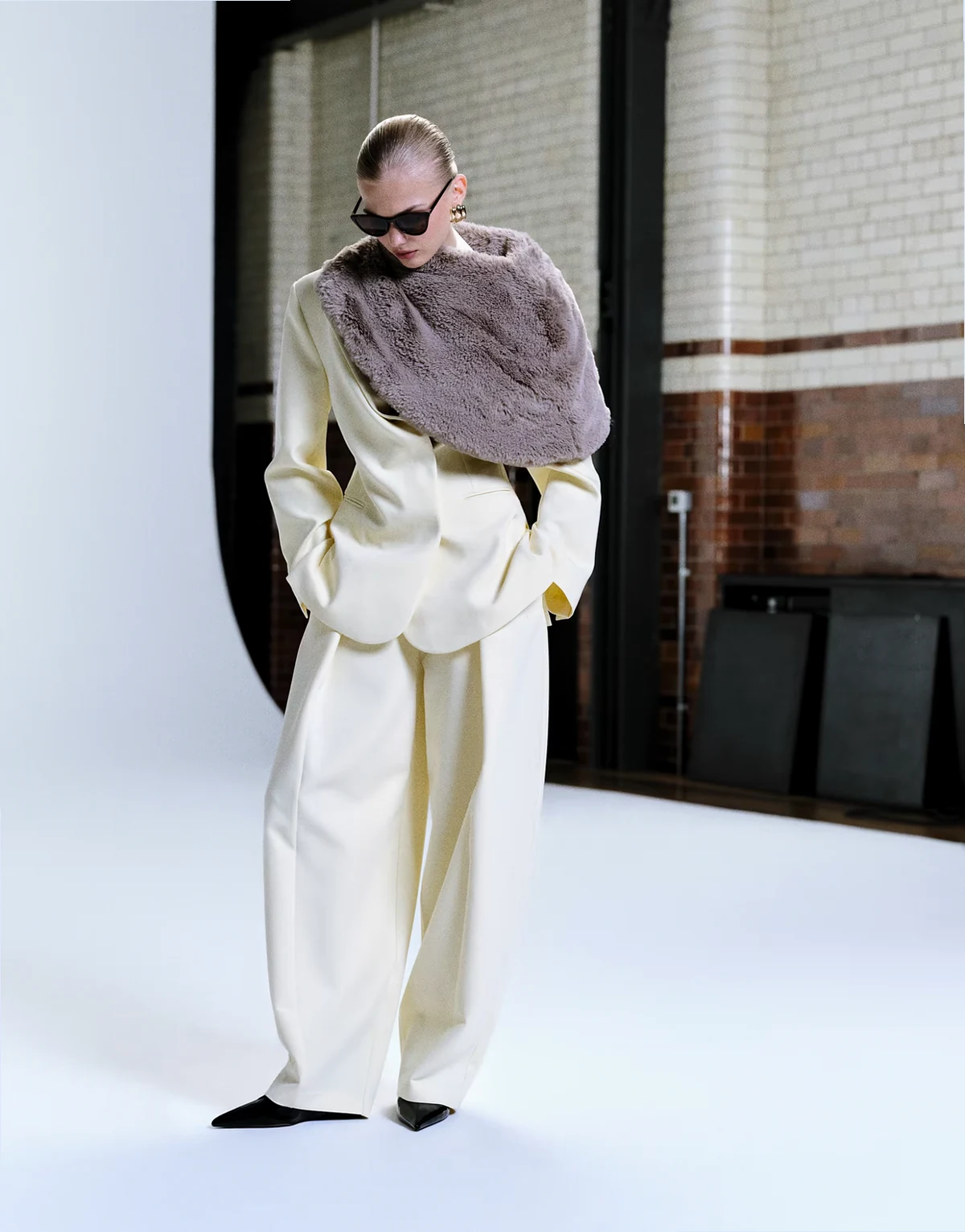 – Żółte luźne spodnie typu barrel