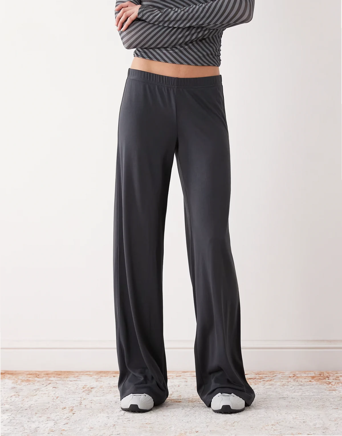 – Czarne miękkie spodnie z szerokimi nogawkami