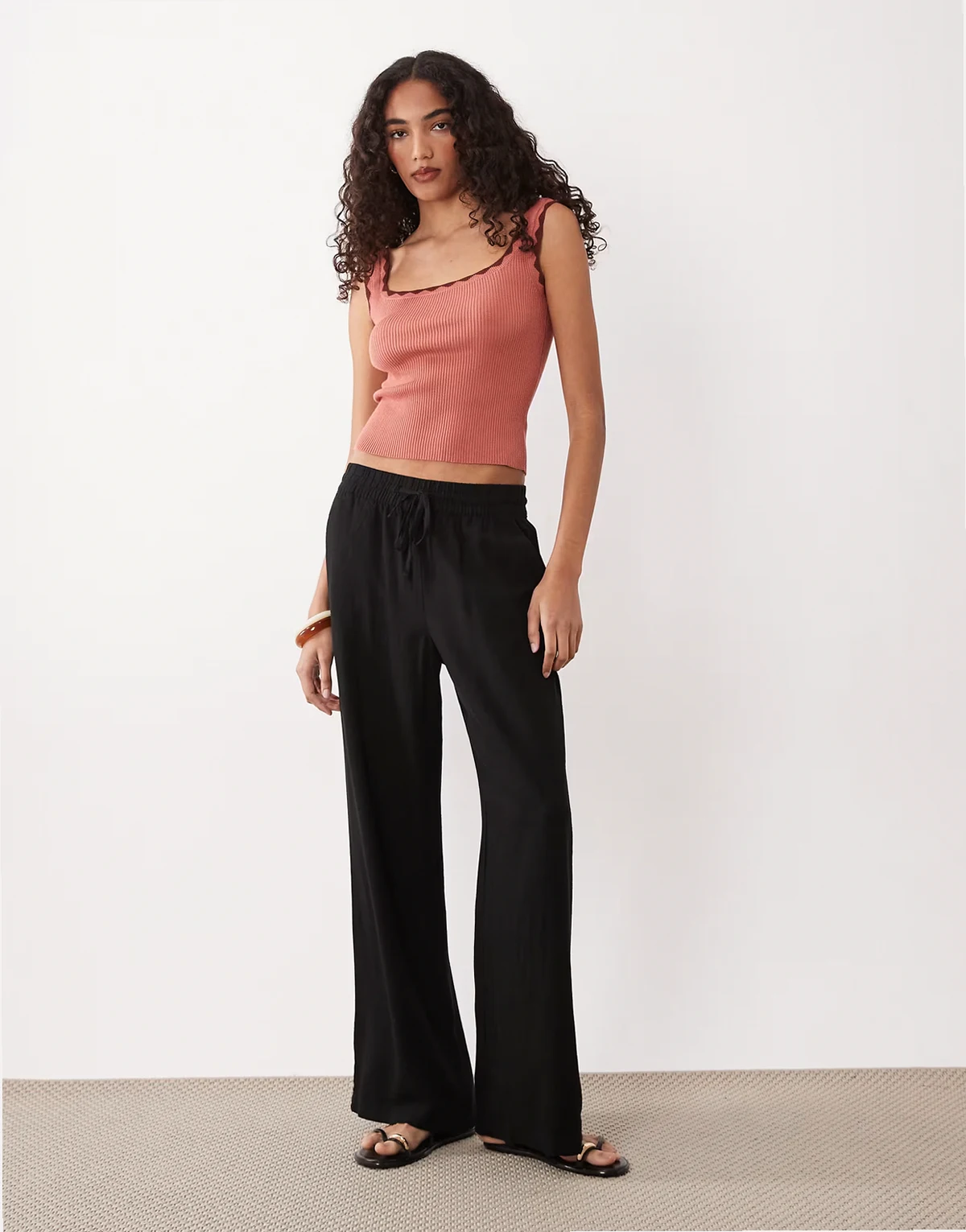 – Czarne lniane spodnie z szerokimi nogawkami