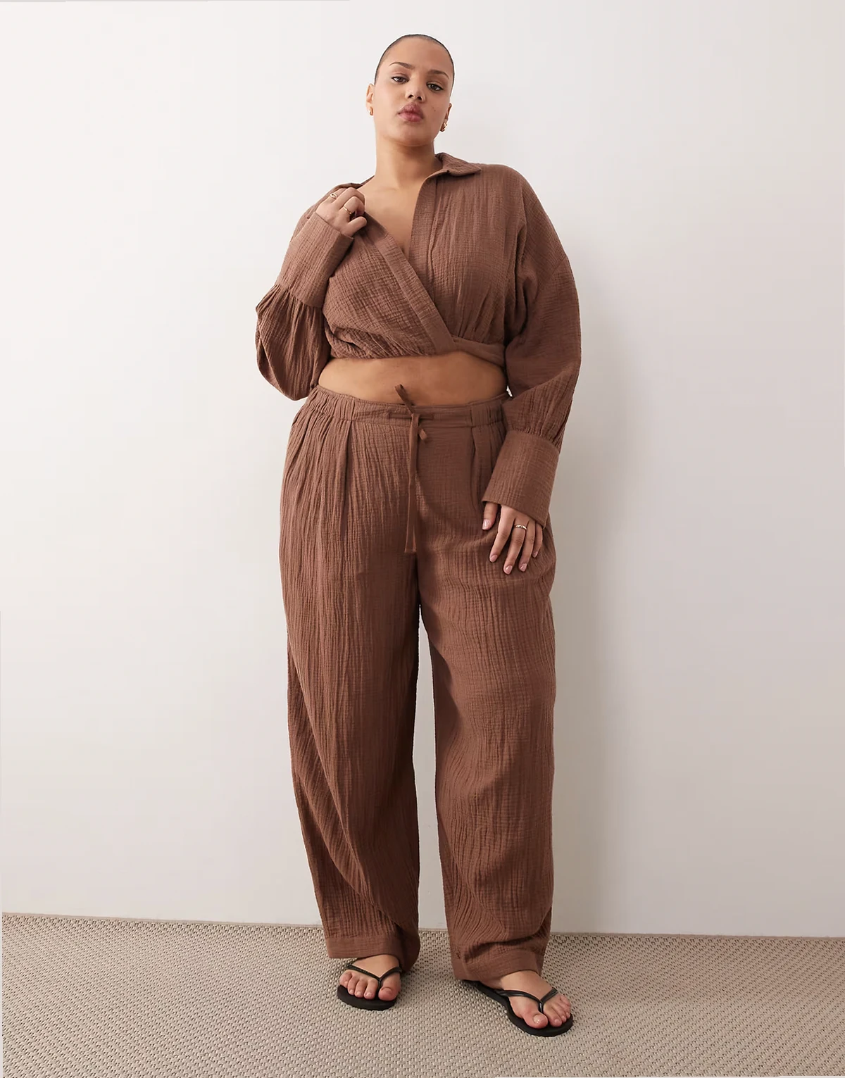 ASOS DESIGN Curve – Callie – Spodnie plażowe z balonowymi nogawkami z muślinu w kolorze mokki