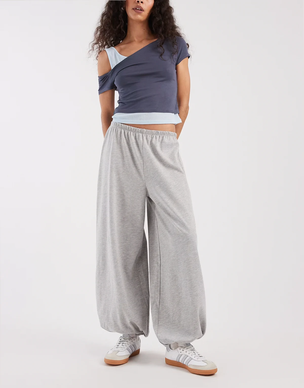 – Szare melanżowe spodnie dżersejowe z balonowymi nogawkami