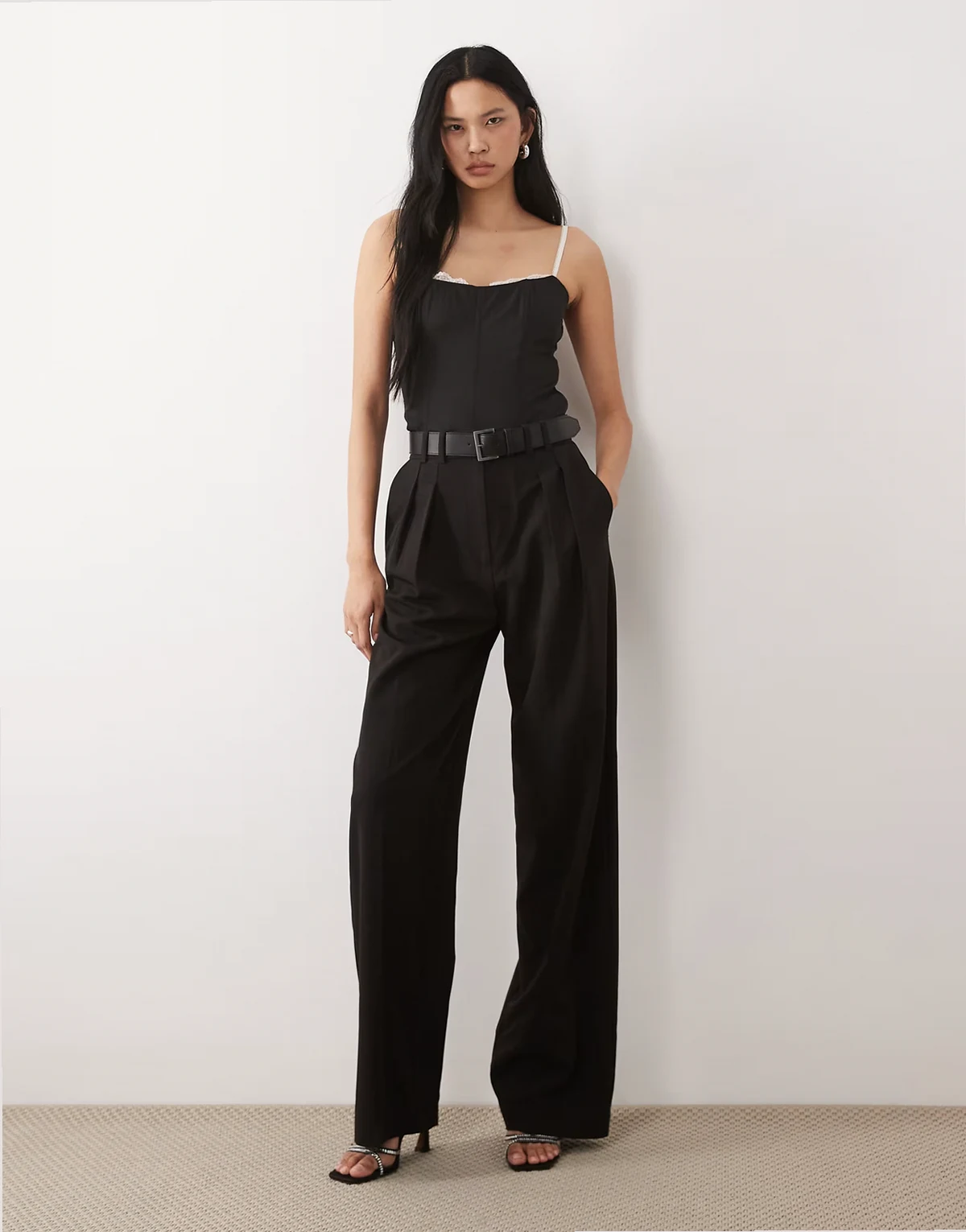 Tall – Czarne eleganckie spodnie z szerokimi nogawkami, zakładkami i paskiem