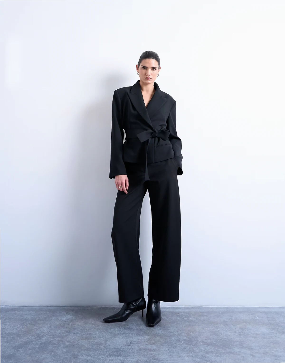 – Czarne spodnie barrel