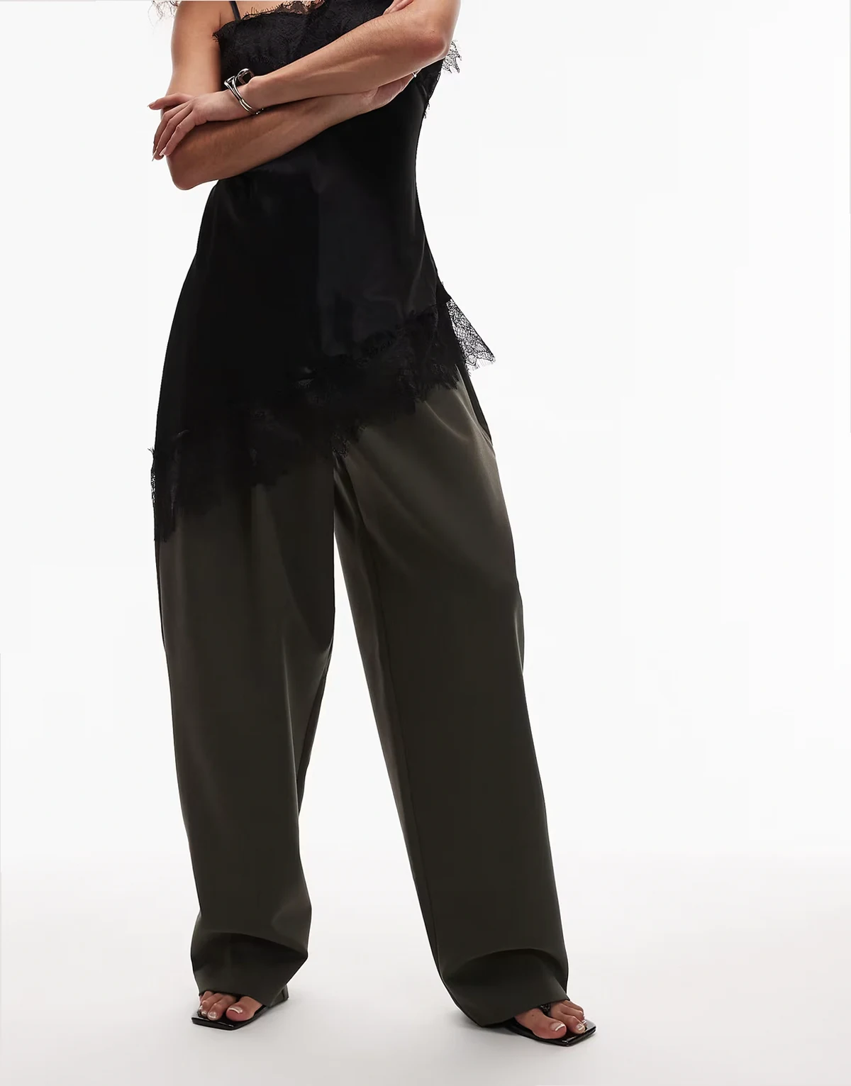 – Eleganckie spodnie barrel z bardzo podwyższonym stanem w kolorze khaki