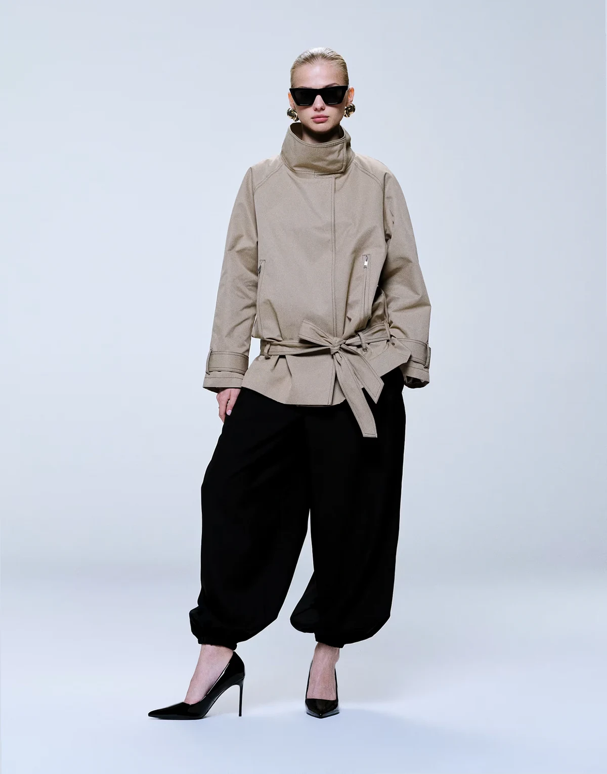 – Czarne spodnie z balonowymi nogawkami i średnim stanem