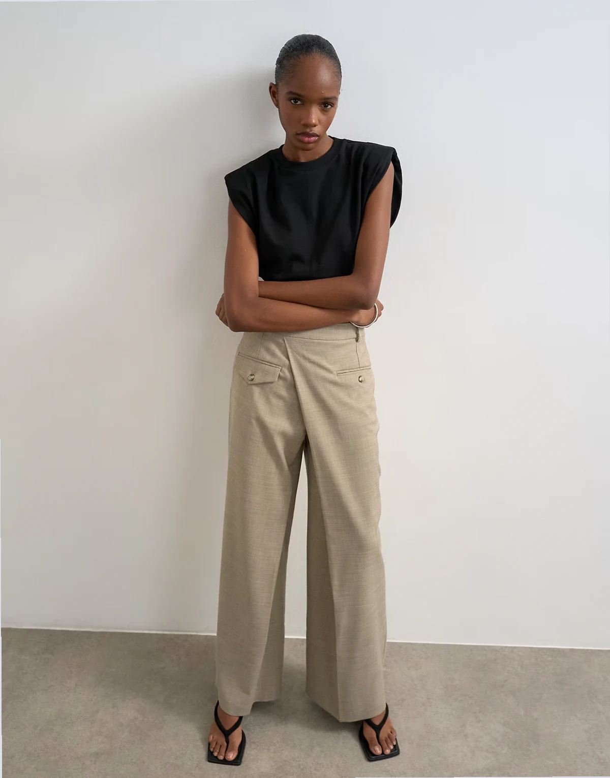 Bershka – Szarobeżowe dopasowane spodnie kopertowe