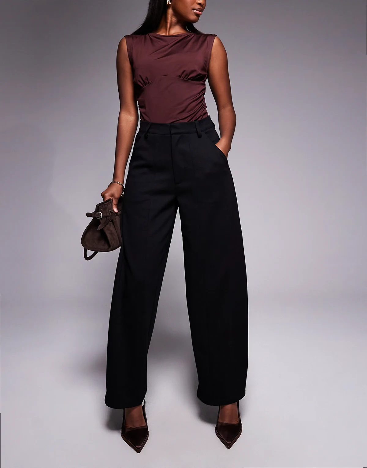 – Czarne spodnie barrel z dżersejowego diagonalu