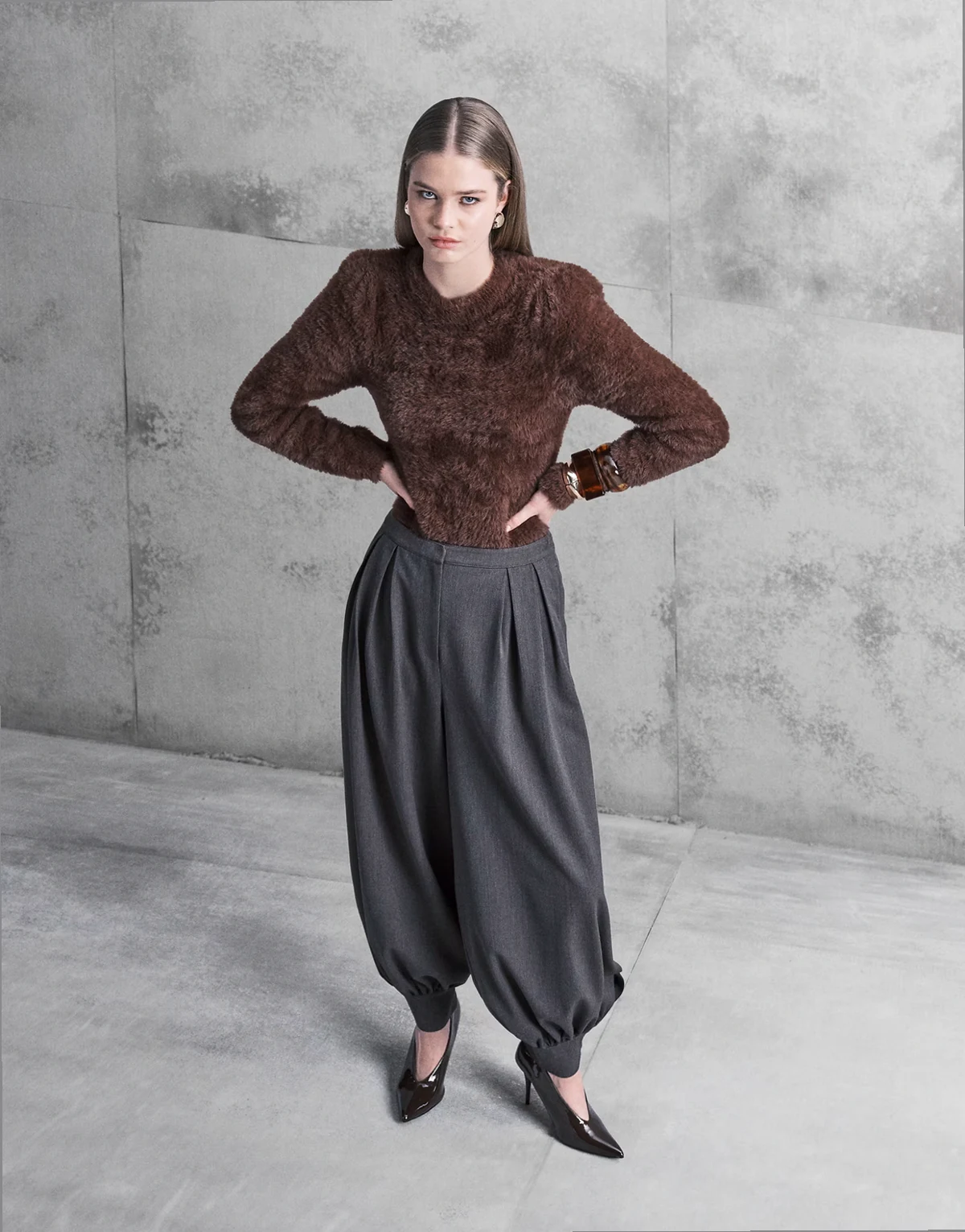 – Grafitowe spodnie z nogawkami o fasonie typu bombka ze ściągaczami