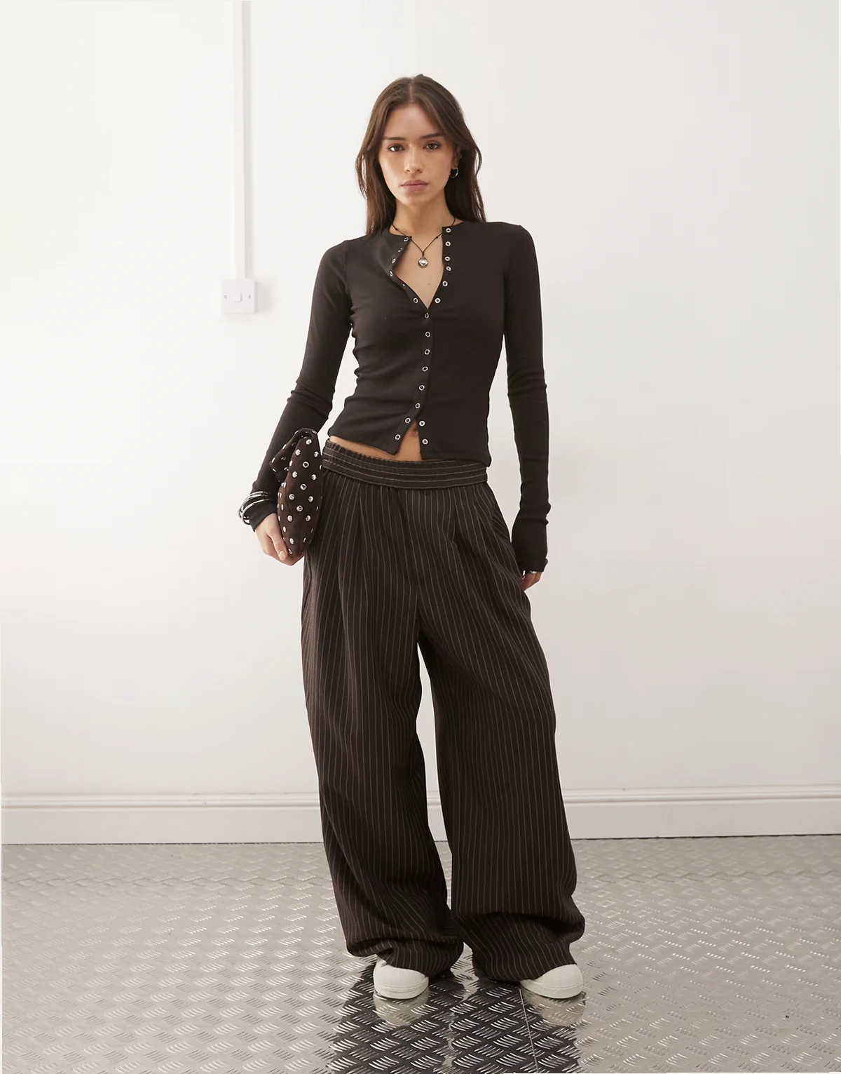 – Czekoladowobrązowe wciągane spodnie w paski