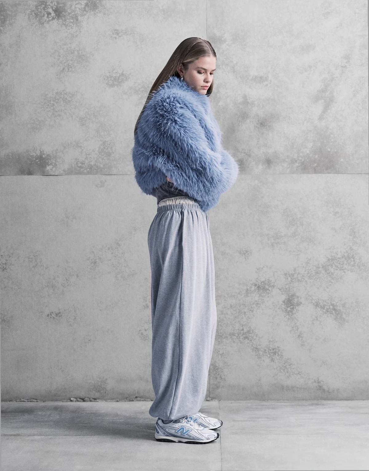 – Szare melanżowe spodnie z balonowymi nogawkami