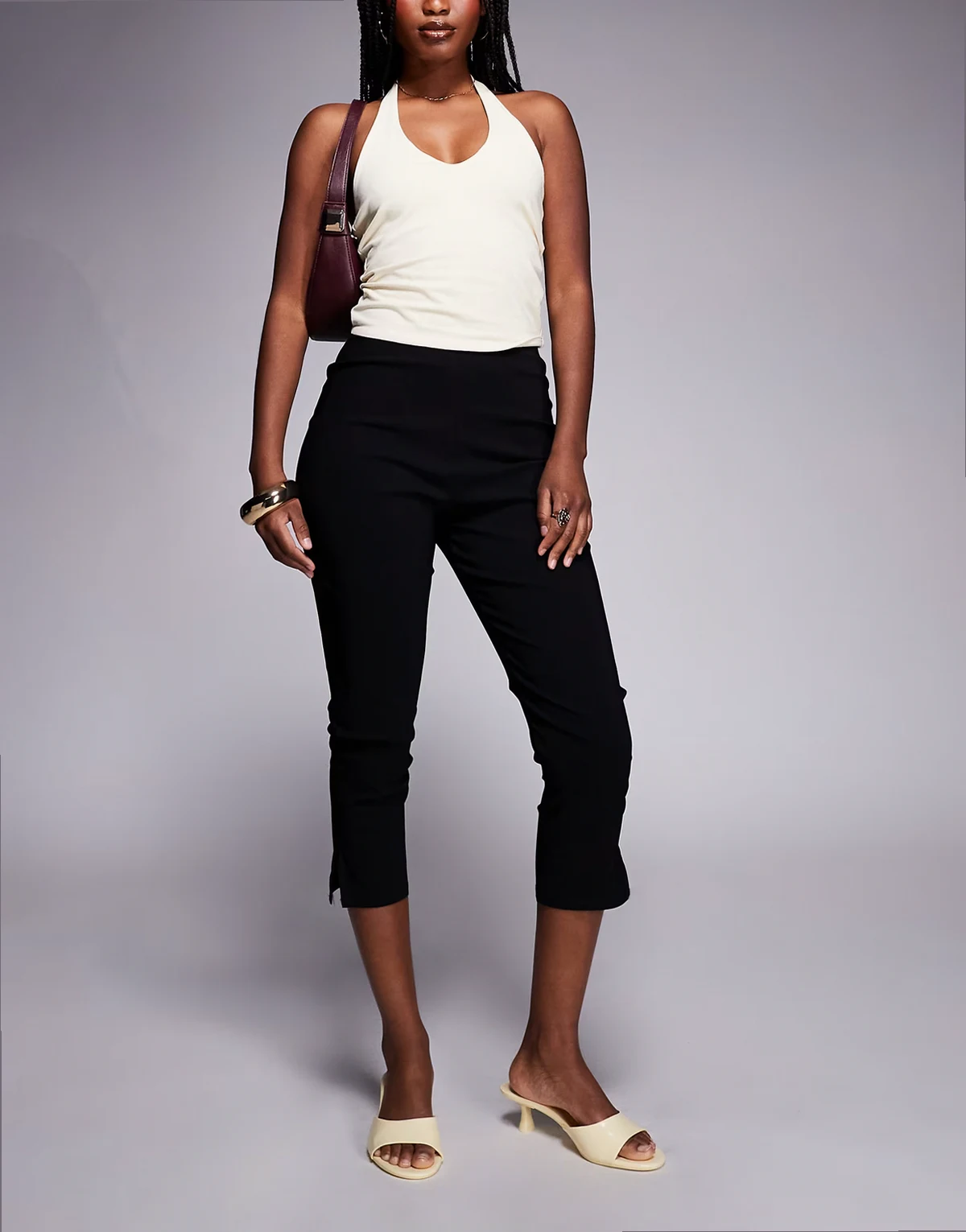 – Czarne spodnie capri o wydłużonym fasonie z rozcięciami na dole