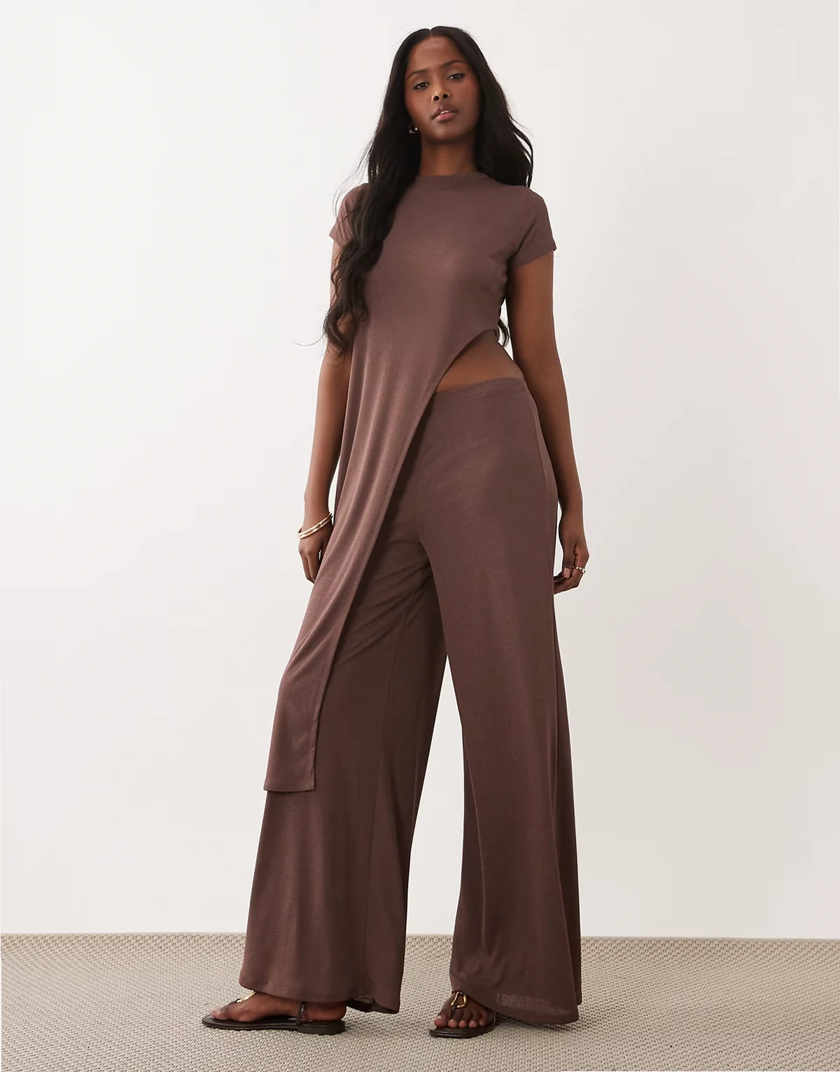 – Czekoladowe prześwitujące spodnie z szerokimi nogawkami, część zestawu