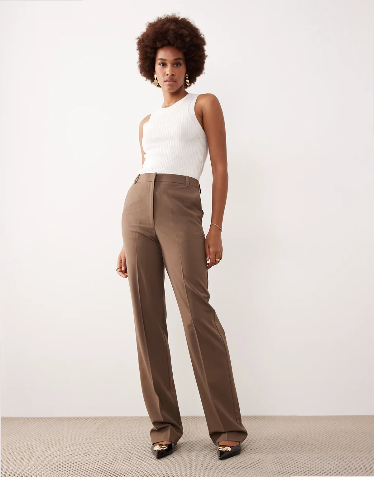 Tall – Dopasowane spodnie z prostymi nogawkami w ciemnym odcieniu taupe