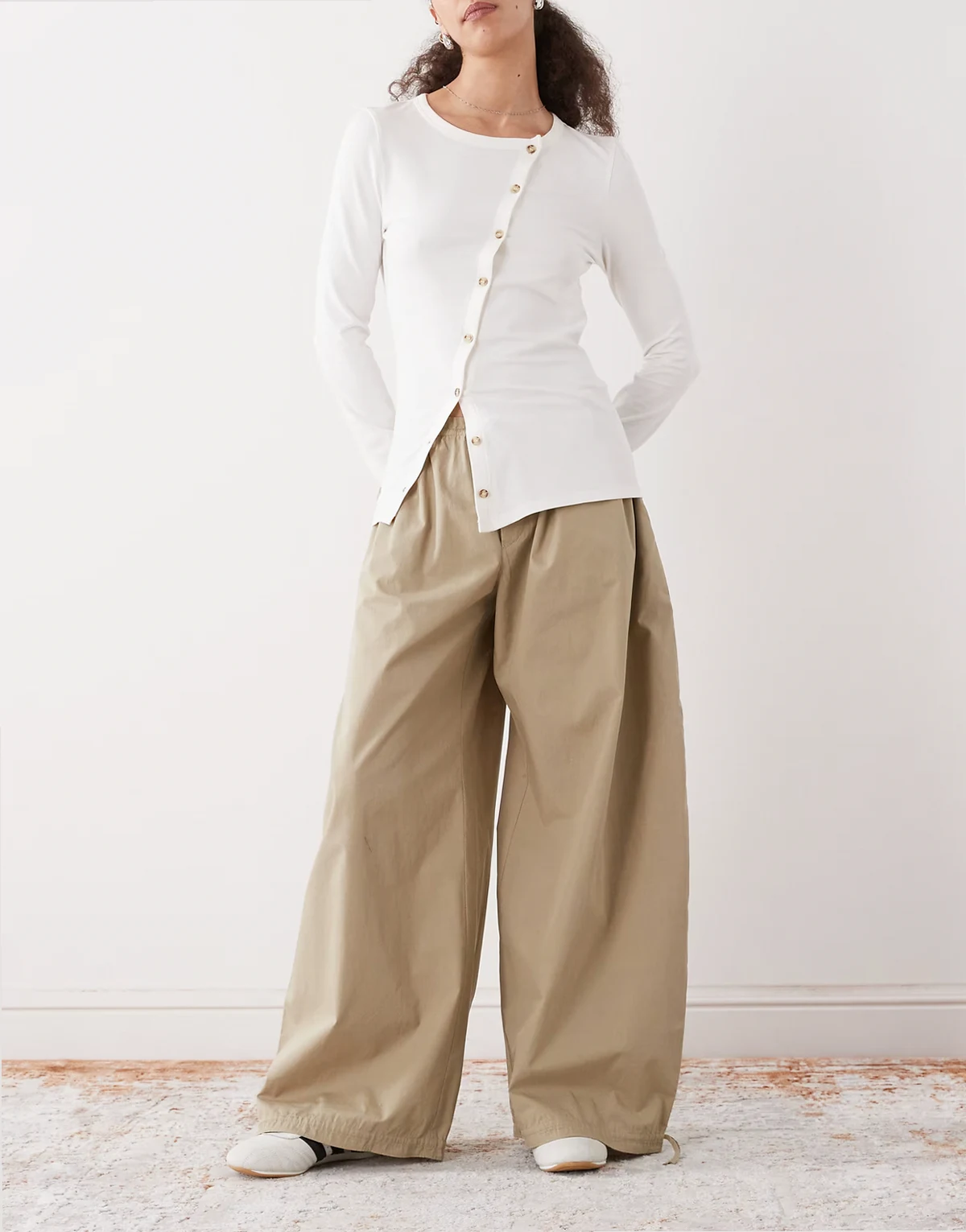 – Spodnie z balonowymi nogawkami w kolorze khaki