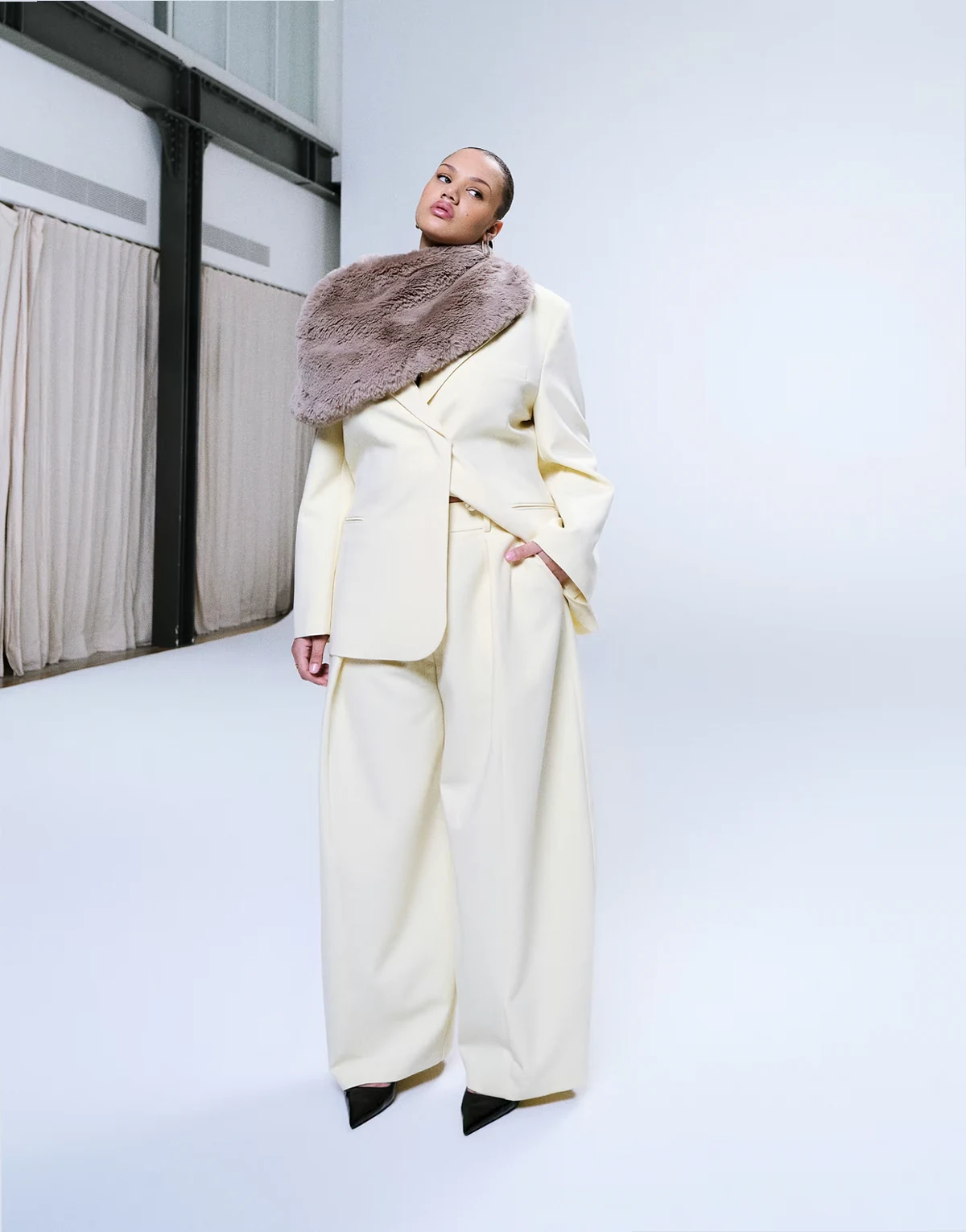 Curve – Dopasowane żółte spodnie o luźnym kroju z baryłkowymi nogawkami