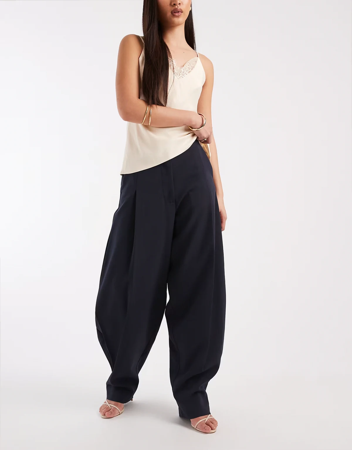 – Granatowe eleganckie spodnie o balonowym kroju z zakładkami po bokach