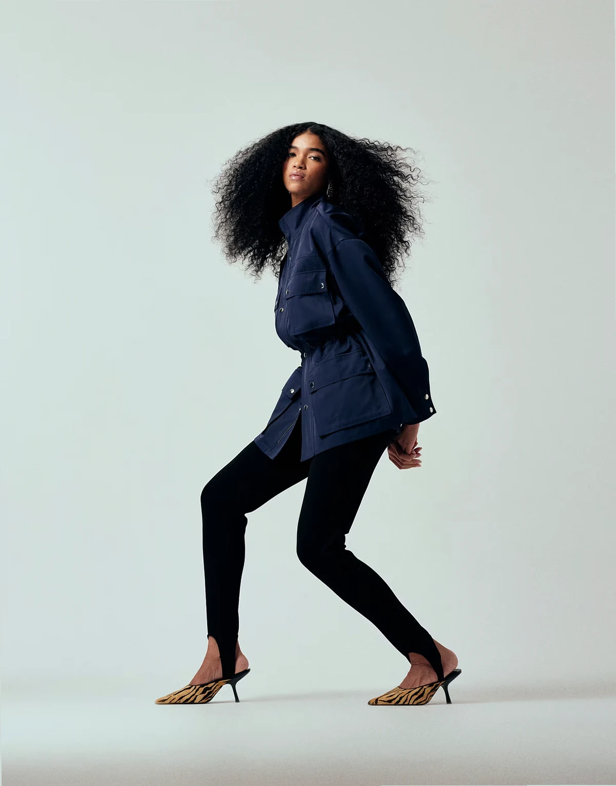 – Czarne legginsy z zapiętkami z materiału interlock