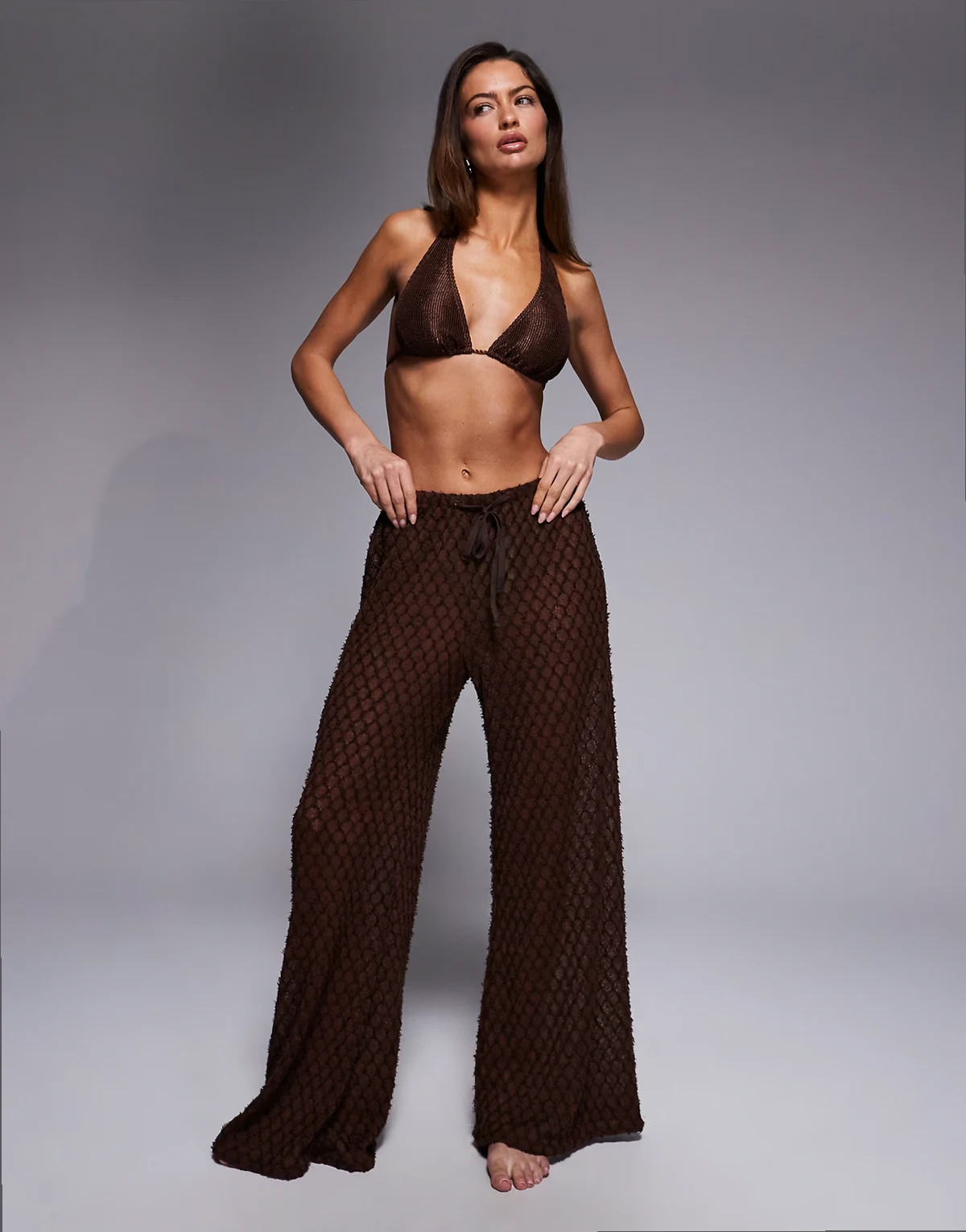 – Ciemnobrązowe koronkowe spodnie plażowe
