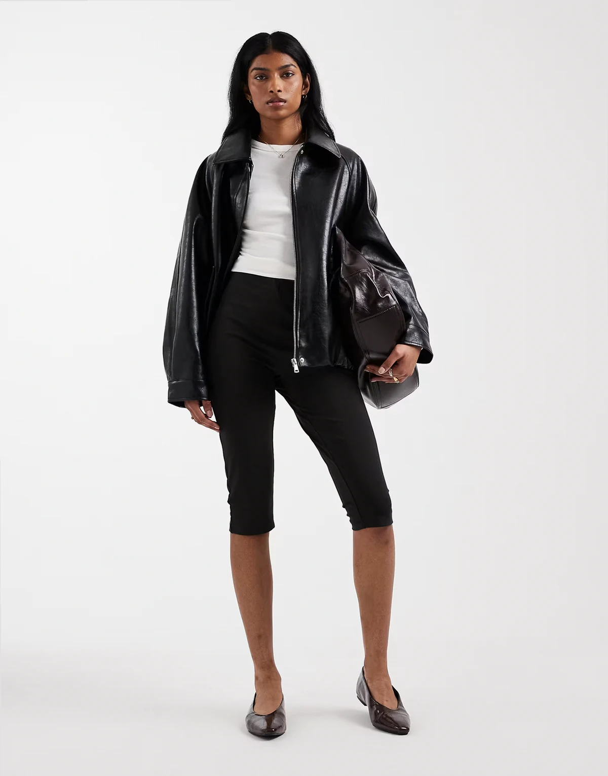 – Czarne modelujące legginsy capri