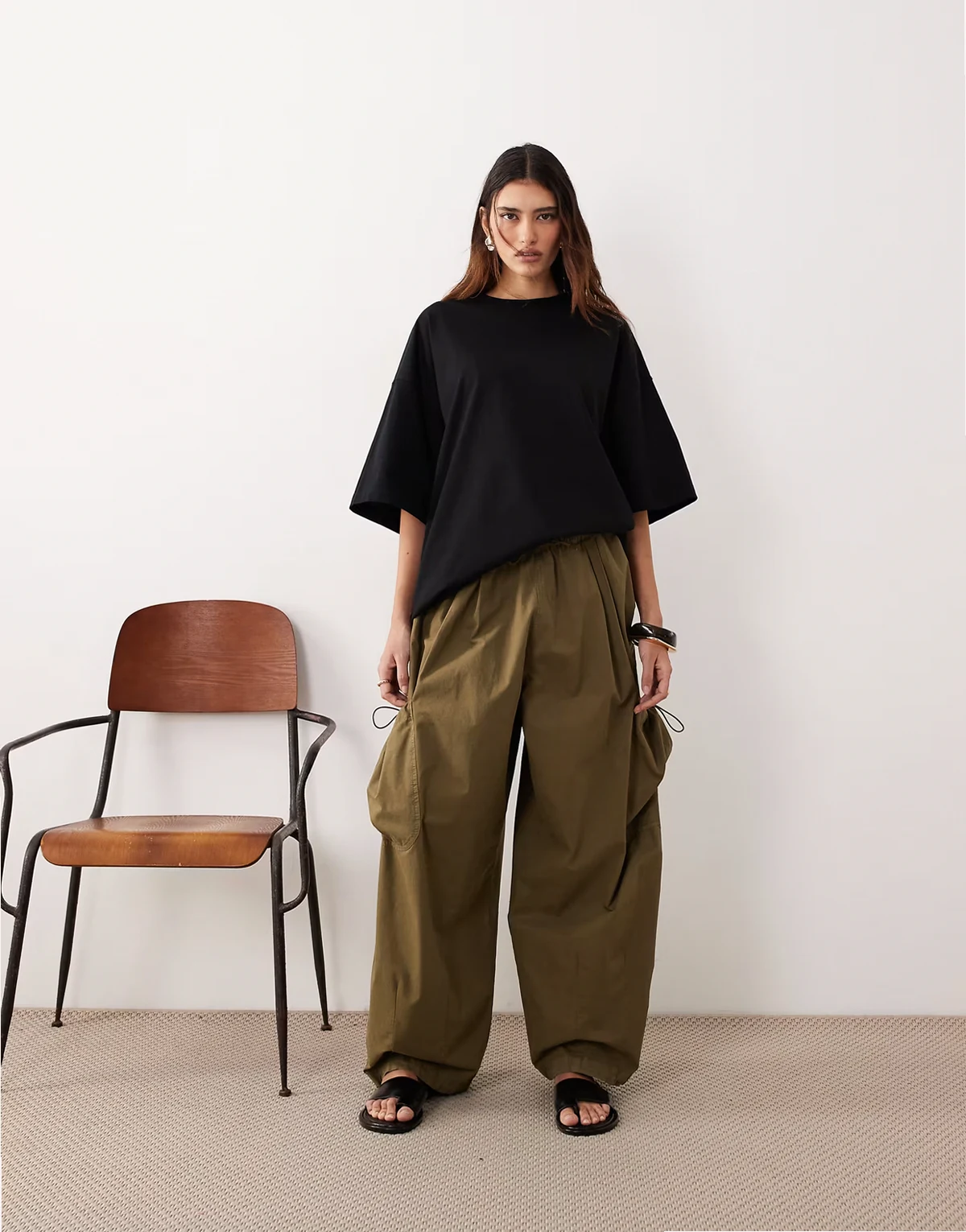 – Ściągane na sznurek spodnie w stylu utility w kolorze khaki