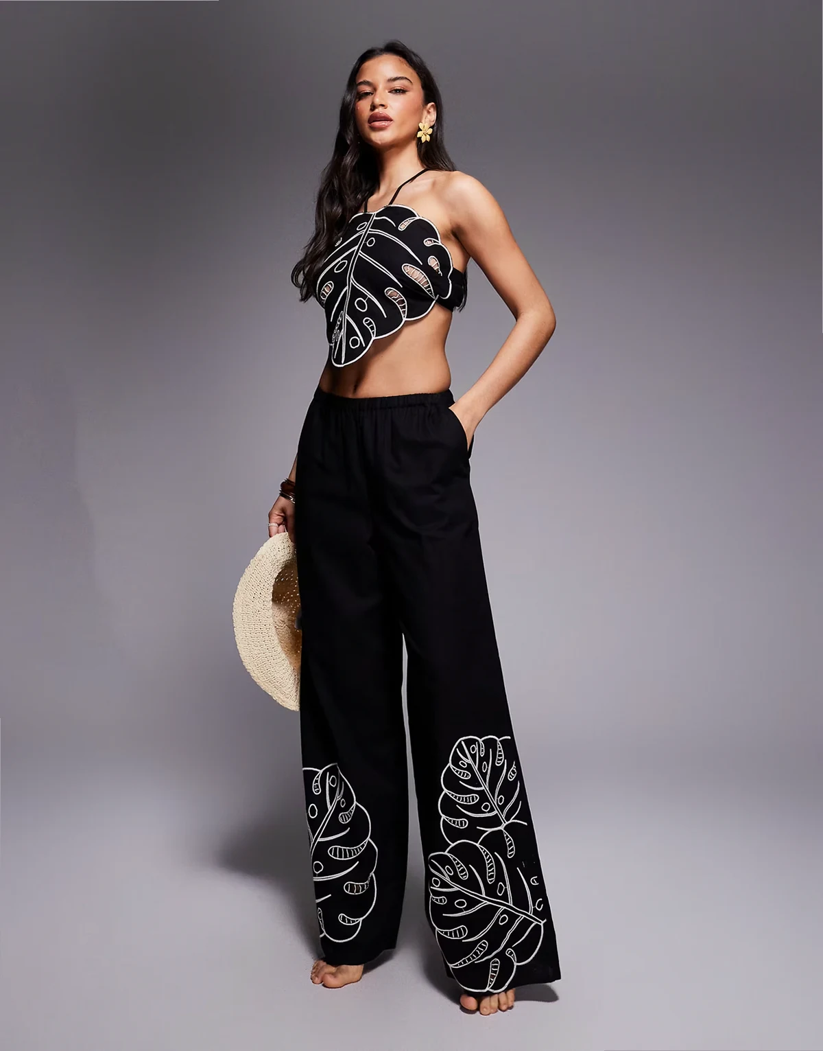 – Jasmine Beach – Hose in Schwarz mit tropischem Design mit Cut-out