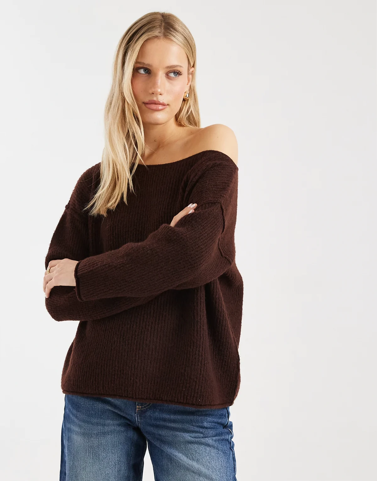 – Asymmetrischer, schulterfreier Strickpullover in Schokobraun mit lässigem, bequemem Schnitt