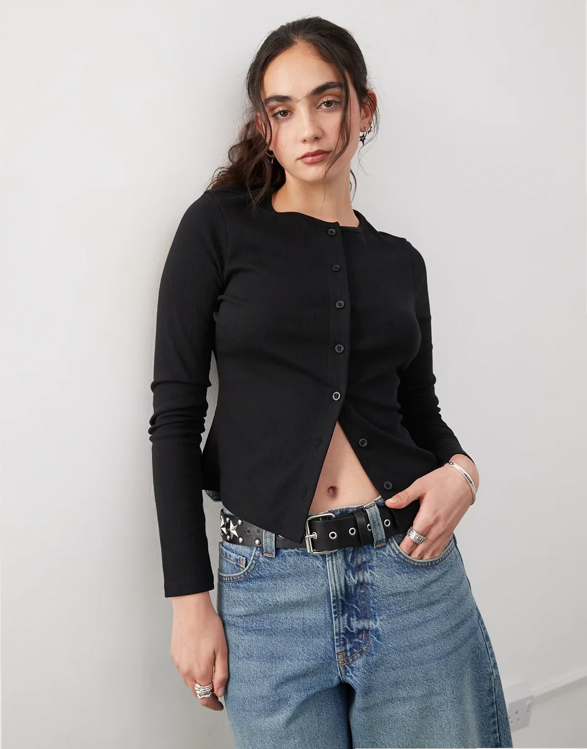 – Langärmlige Pointelle-Strickjacke in Schwarz