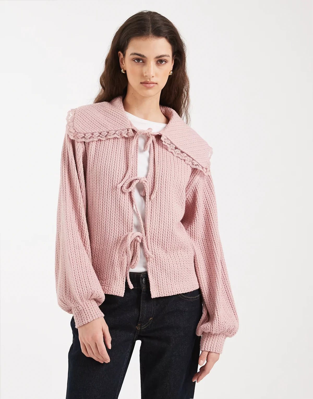 – Vorne gebundene Strickjacke in Rosa mit Spitzenbesatz am Kragen