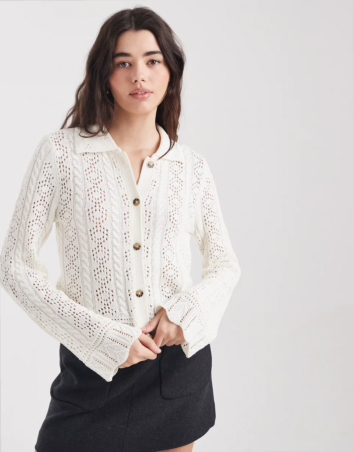 – Strickjacke in Cremeweiß mit Kragendetail und Häkeloptik