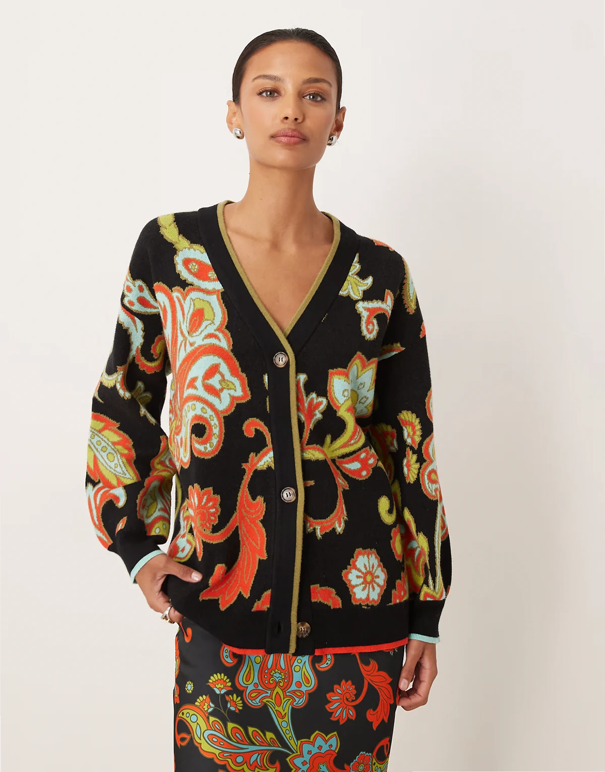 – Longline-Strickjacke in Schwarz mit Paisleymuster, Kombiteil