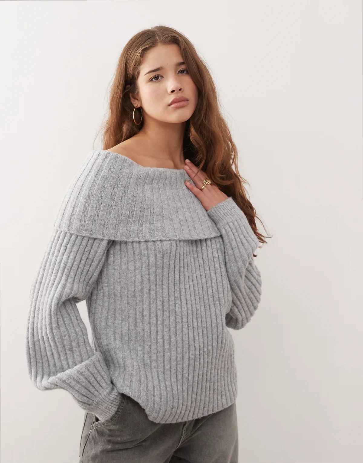 – Szary melanżowy sweter oversize z dekoltem bardot