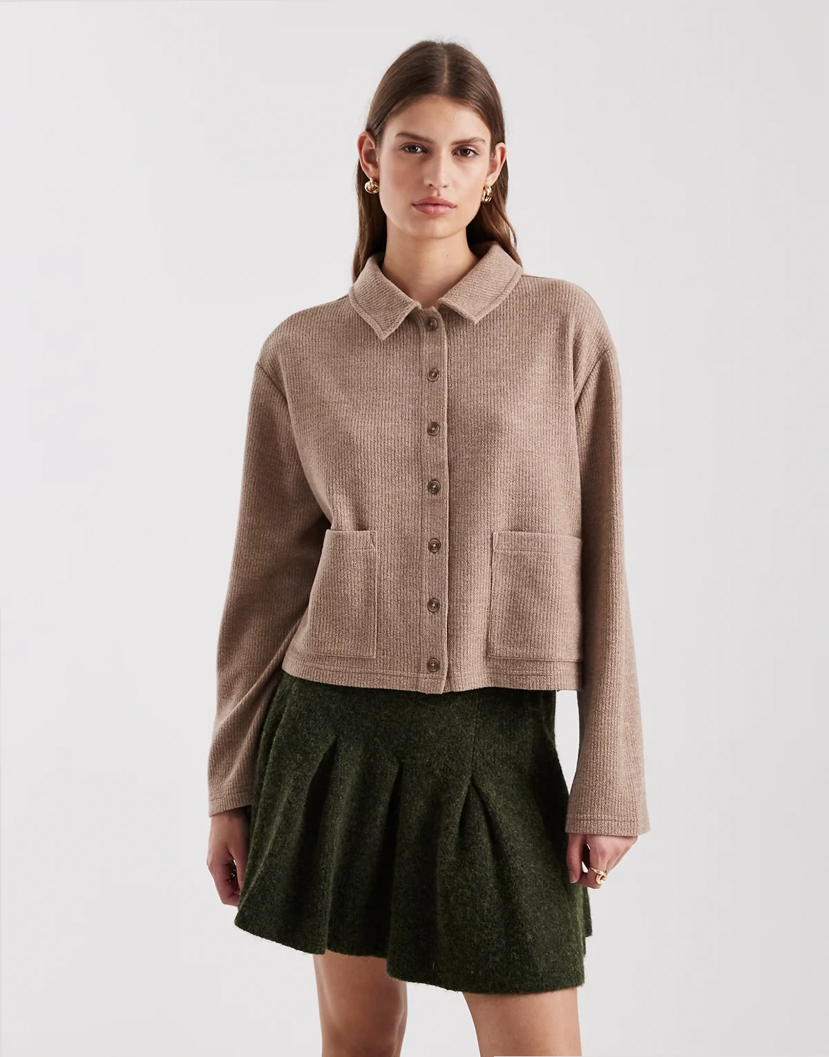– Angeraute Strickjacke mit Kragen und durchgehender Knopfleiste