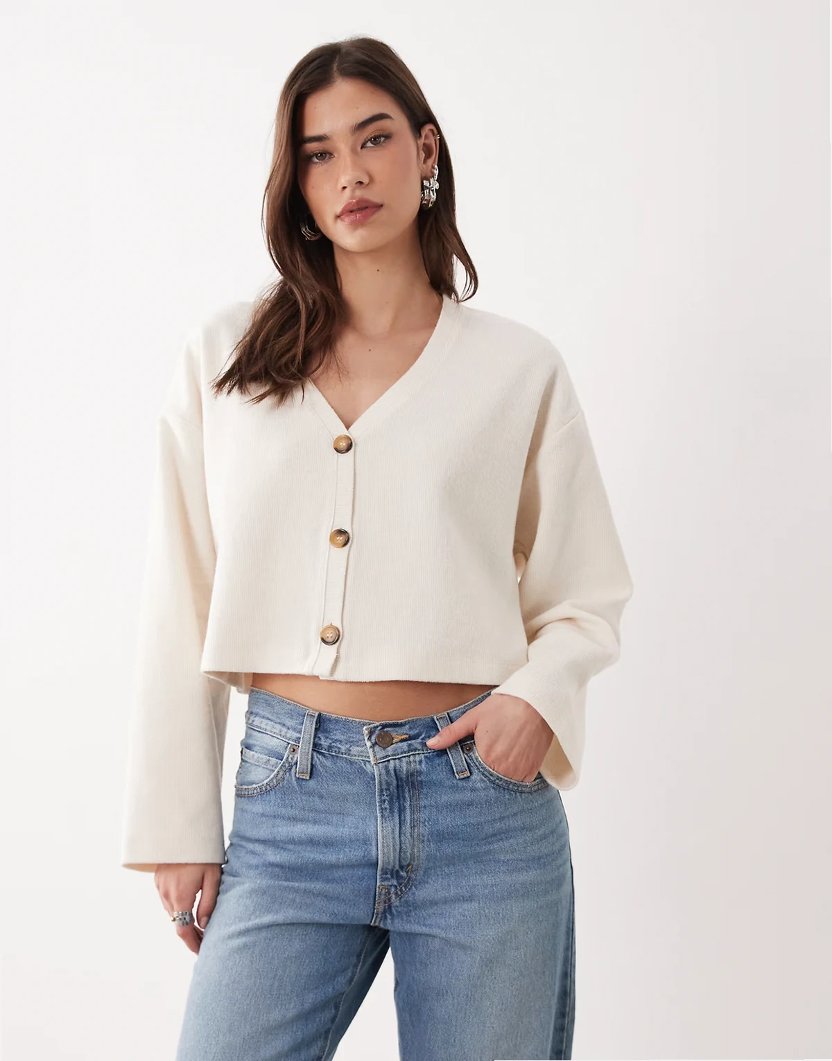 – Gerippte, angeraute Strickjacke in Creme mit V-Ausschnitt
