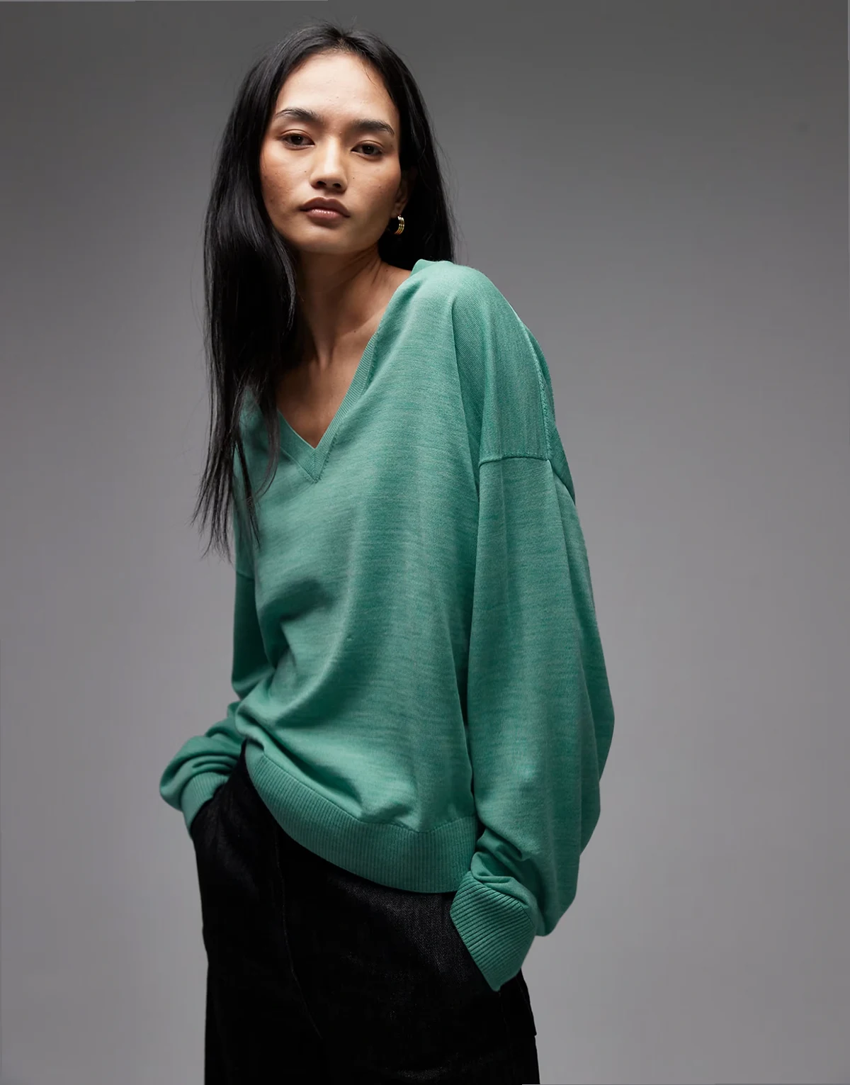 – Pullover in Türkisblau mit hohem Wollanteil und V-Ausschnitt