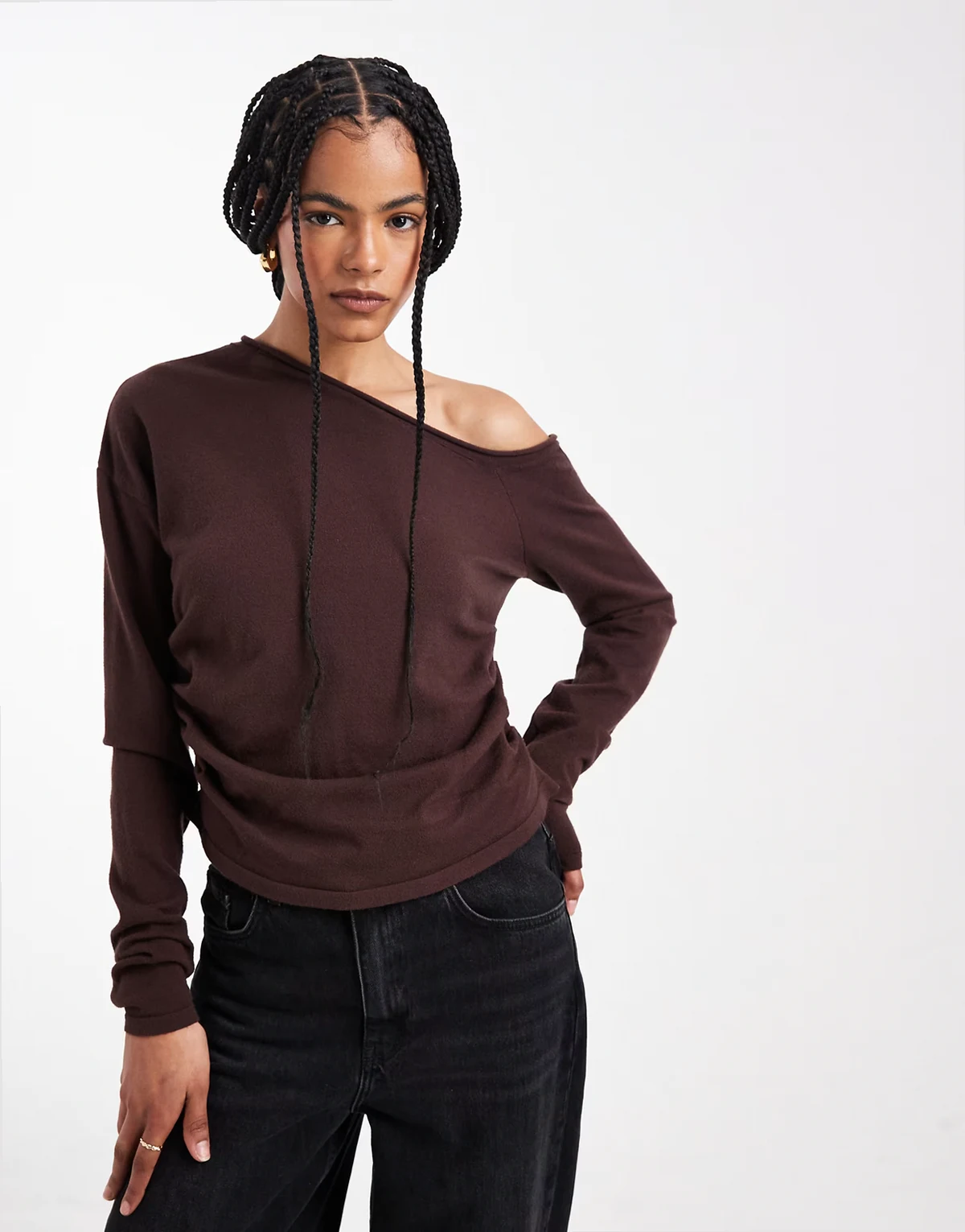 fine knit one-shoulder sweater in brown