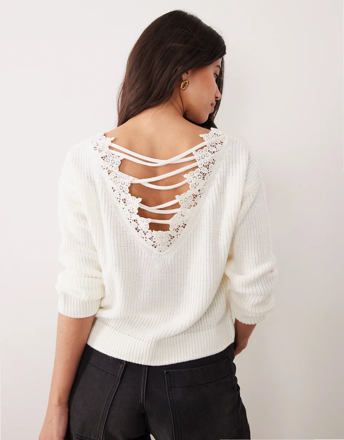 – Strickpullover in Cremeweiß mit Gitterdesign am Rücken und Spitze
