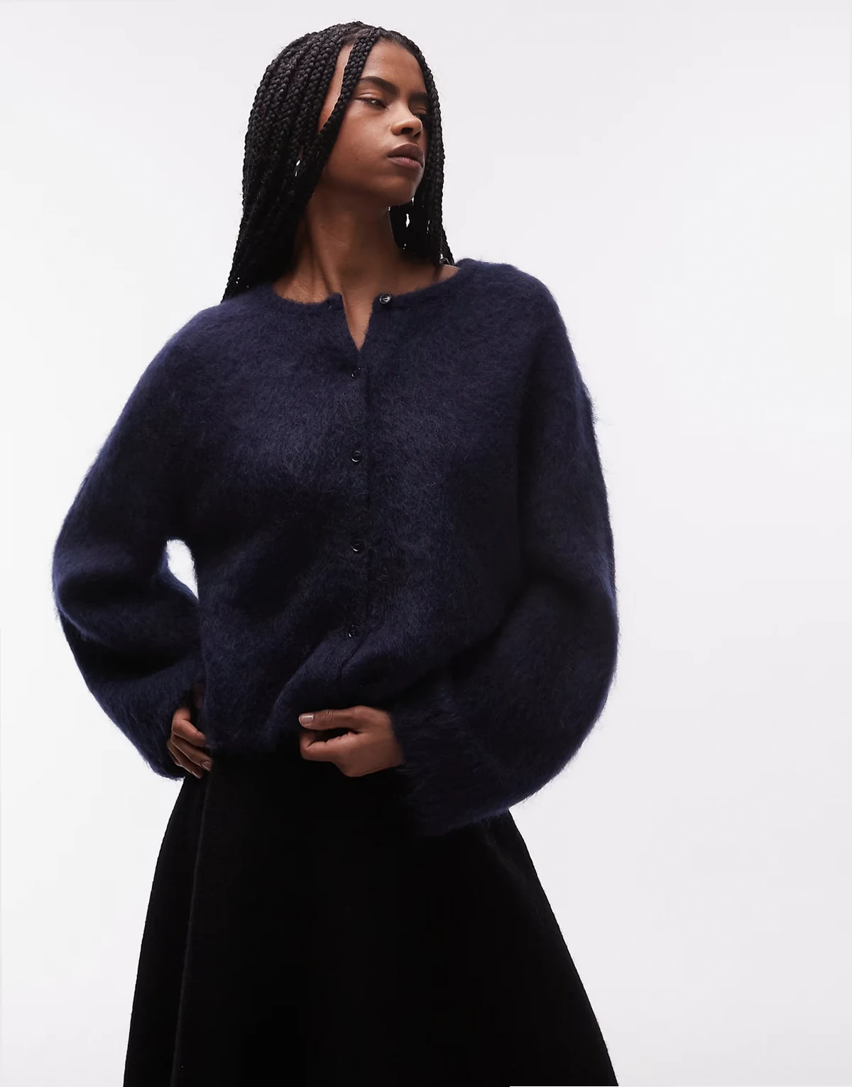 – Flauschige Strickjacke aus Mohair- und Wollmischung in Marineblau mit Rundhalsausschnitt