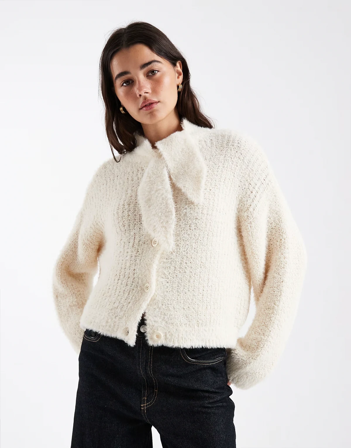 – Strickjacke in Creme mit Schleifendetail