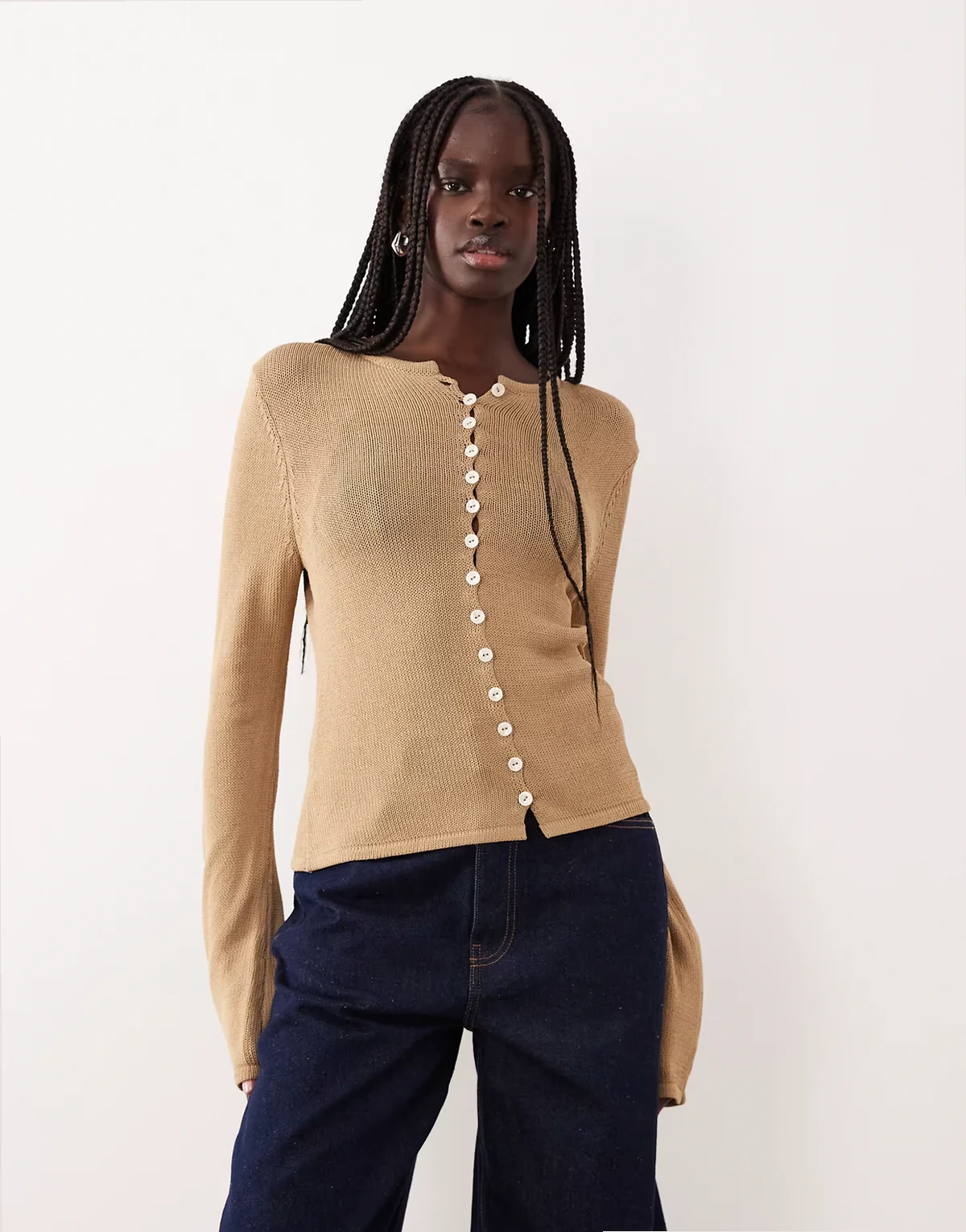 – Kardigan o delikatnym splocie w kolorze neutralnym