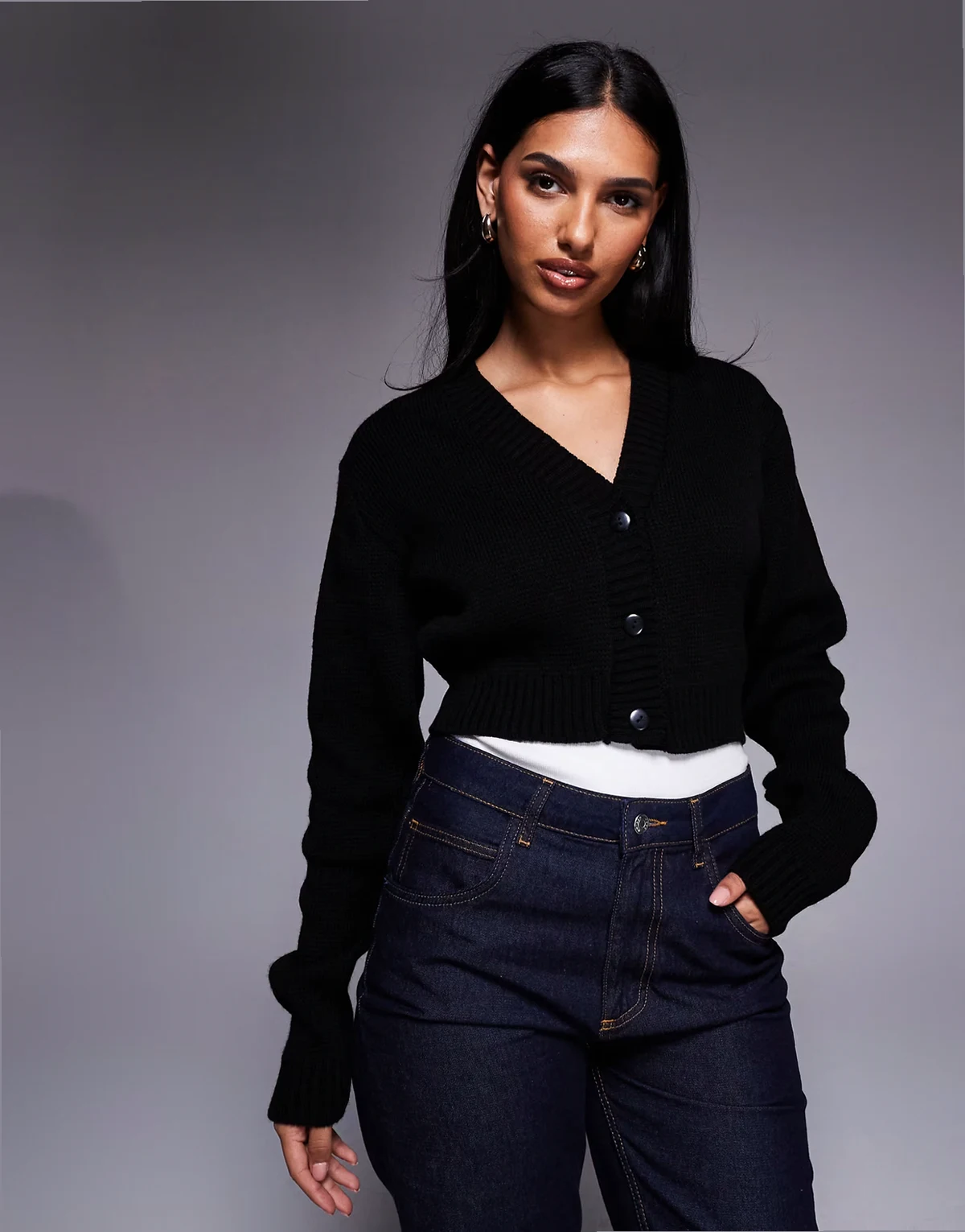 – Exklusive, kurze Strickjacke in Schwarz mit V-Ausschnitt und Knopfleiste