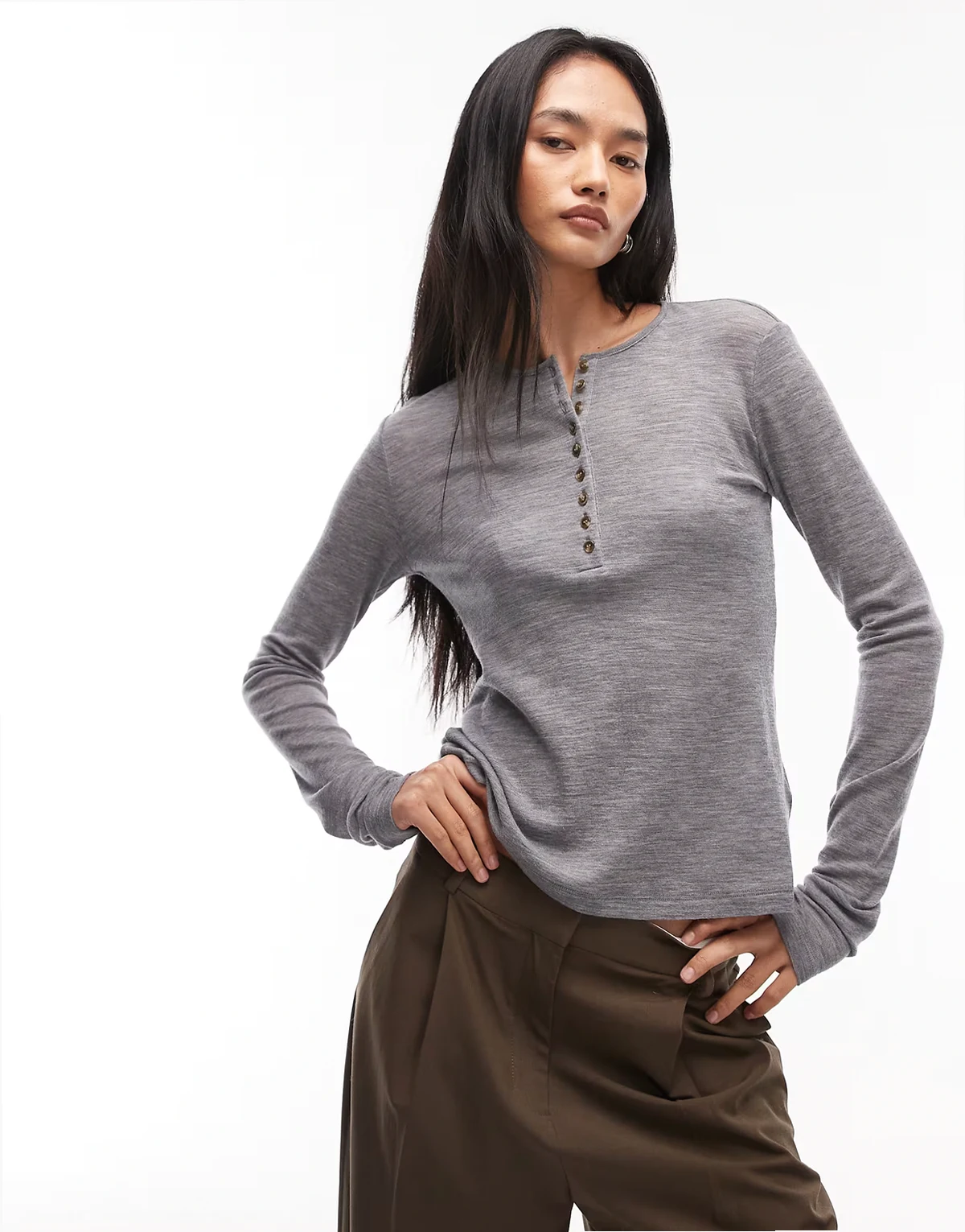 – Weiches Henley-Oberteil aus Strick in Grau meliert