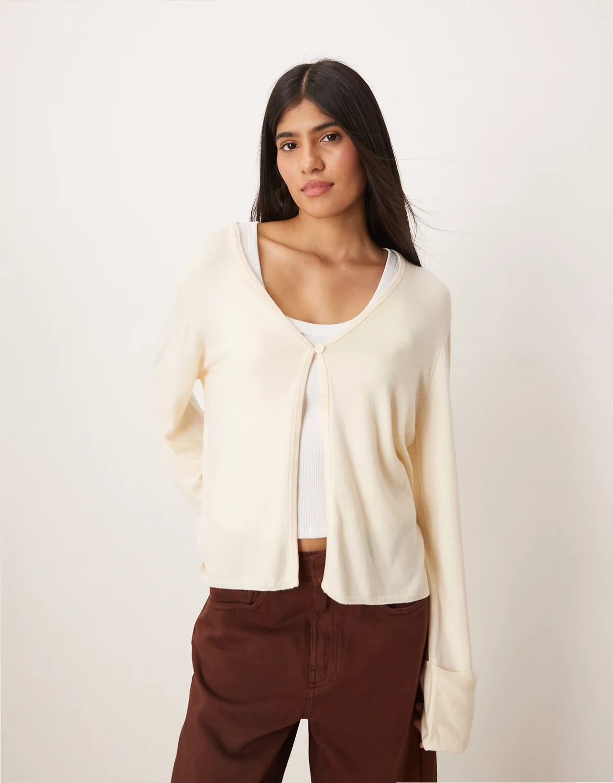 – Strickjacke in Buttergelb mit umgeschlagenen Ärmeln und einzelnem Knopf